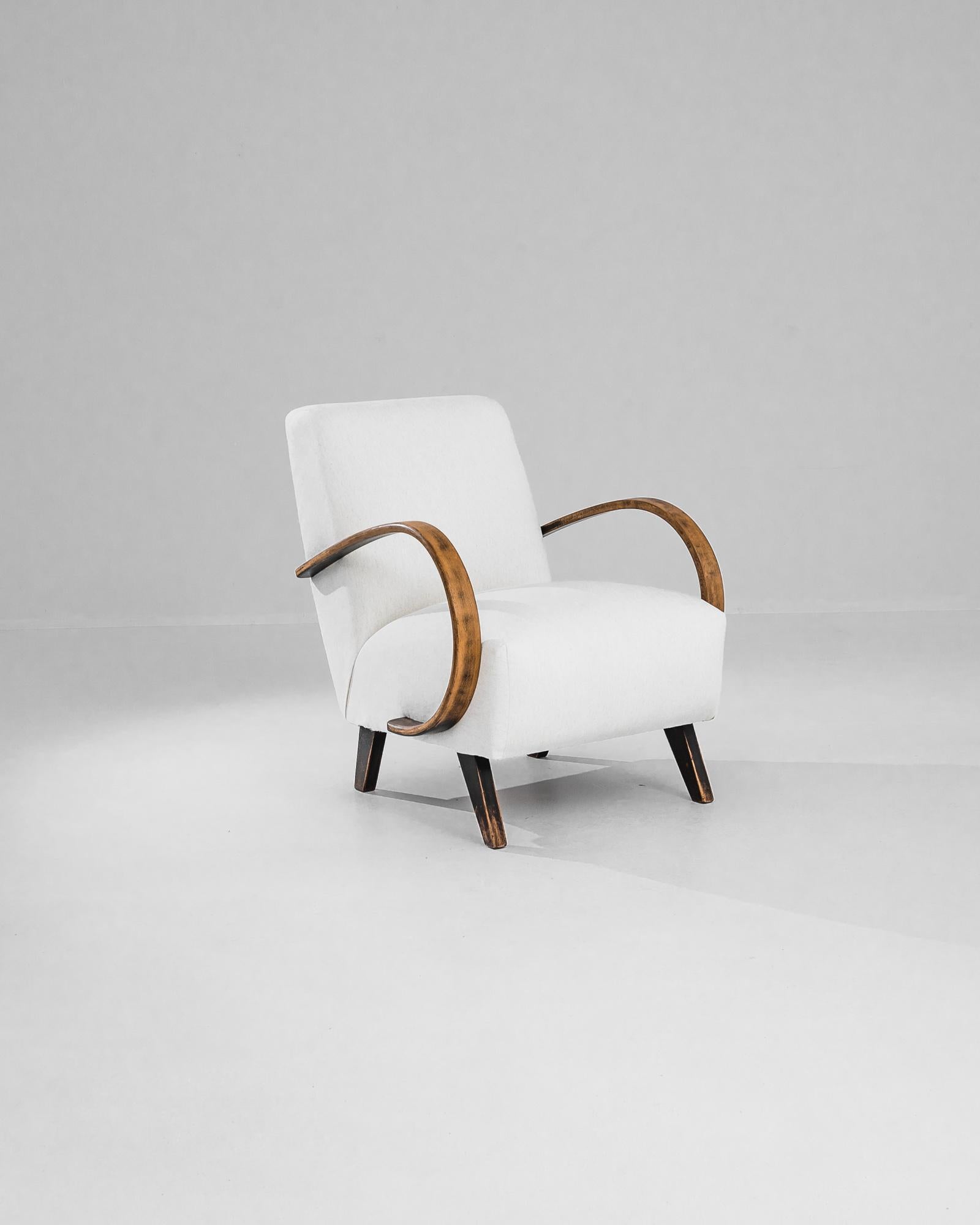 Ajoutez une touche d'élégance Art déco à votre intérieur avec ce superbe fauteuil en bois tchèque des années 1950, signé J. Halabala. Réputé pour ses designs innovants, le savoir-faire d'Halabala est évident dans cette pièce exquise, dotée