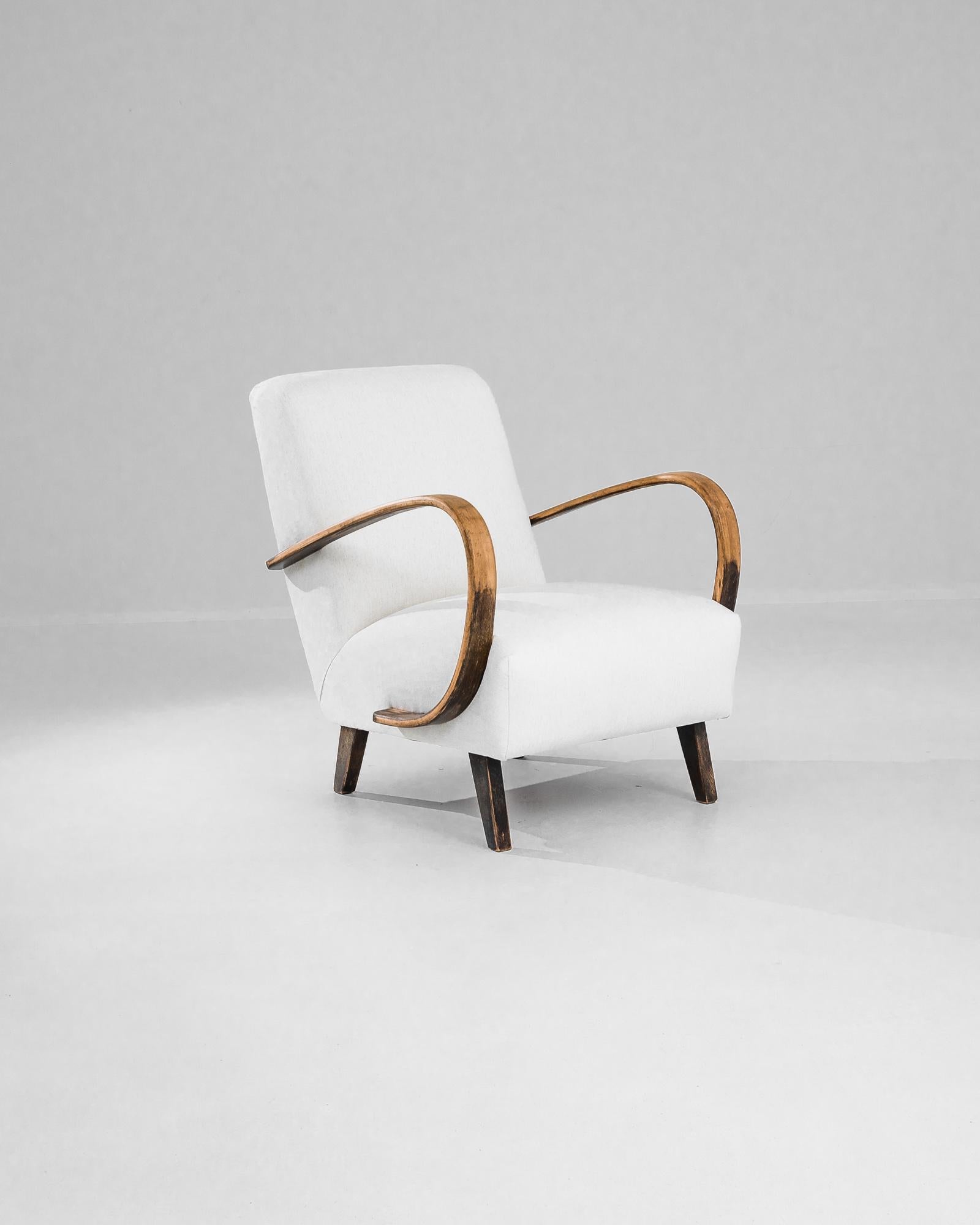 Añade un toque de elegancia Art Déco a tu casa con este impresionante sillón checo de madera de los años 50, obra de J. Halabala. Famoso por sus diseños innovadores, la artesanía de Halabala queda patente en esta exquisita pieza, con reposabrazos de
