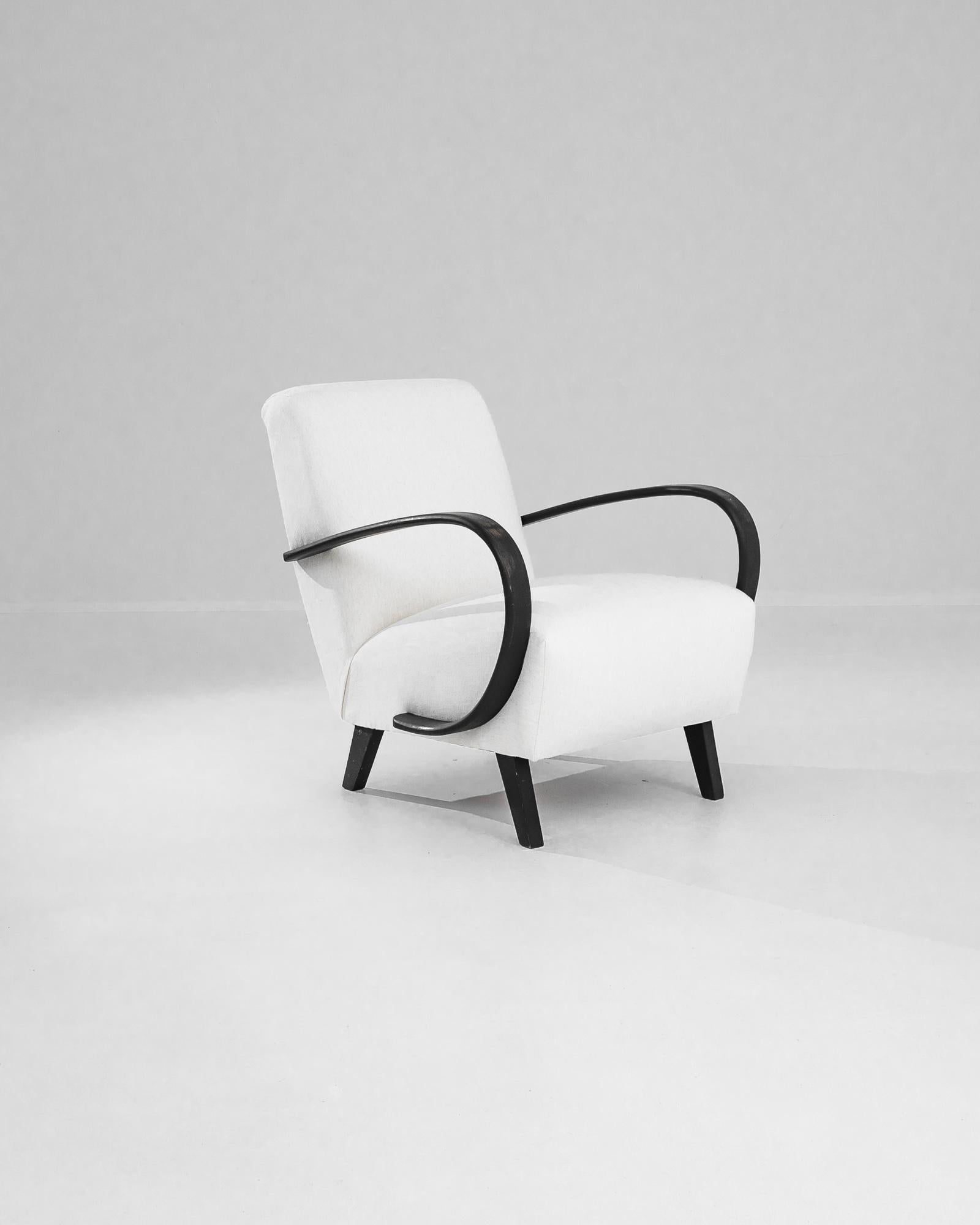 Añade un toque de elegancia Art Déco a tu casa con este impresionante sillón checo de madera de los años 50, obra de J. Halabala. Famoso por sus diseños innovadores, la artesanía de Halabala queda patente en esta exquisita pieza, con reposabrazos de