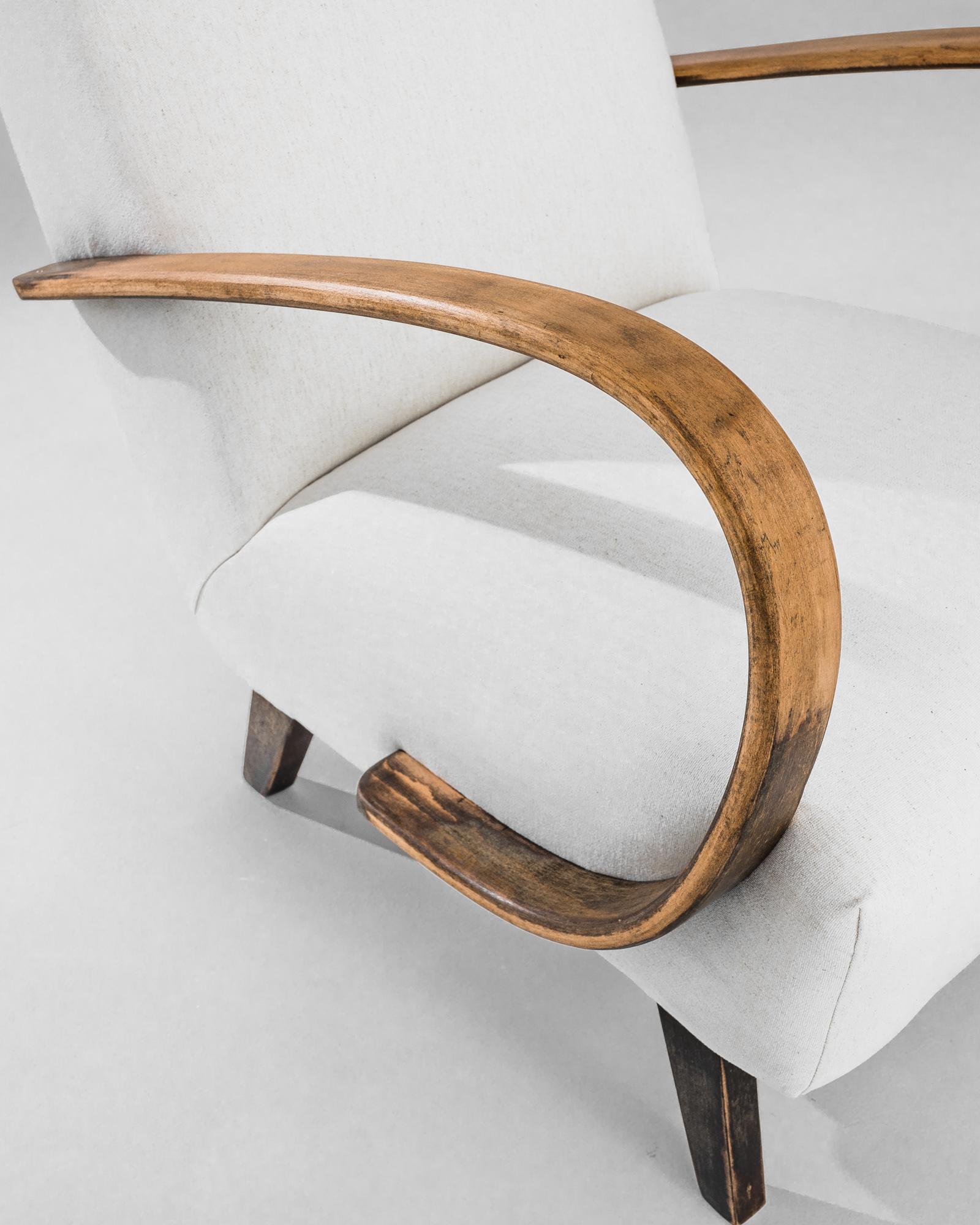 Sillón checo de madera de los años 1950, por J. Halabala Moderno de mediados de siglo
