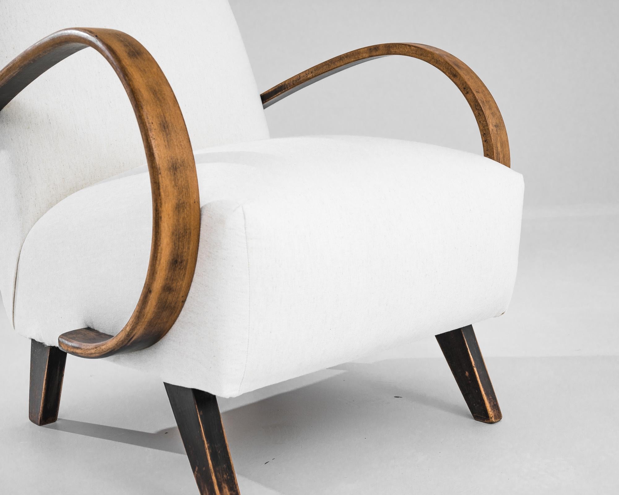 Fauteuil en bois tchèque des années 1950 par J. Halabala Bon état - En vente à High Point, NC