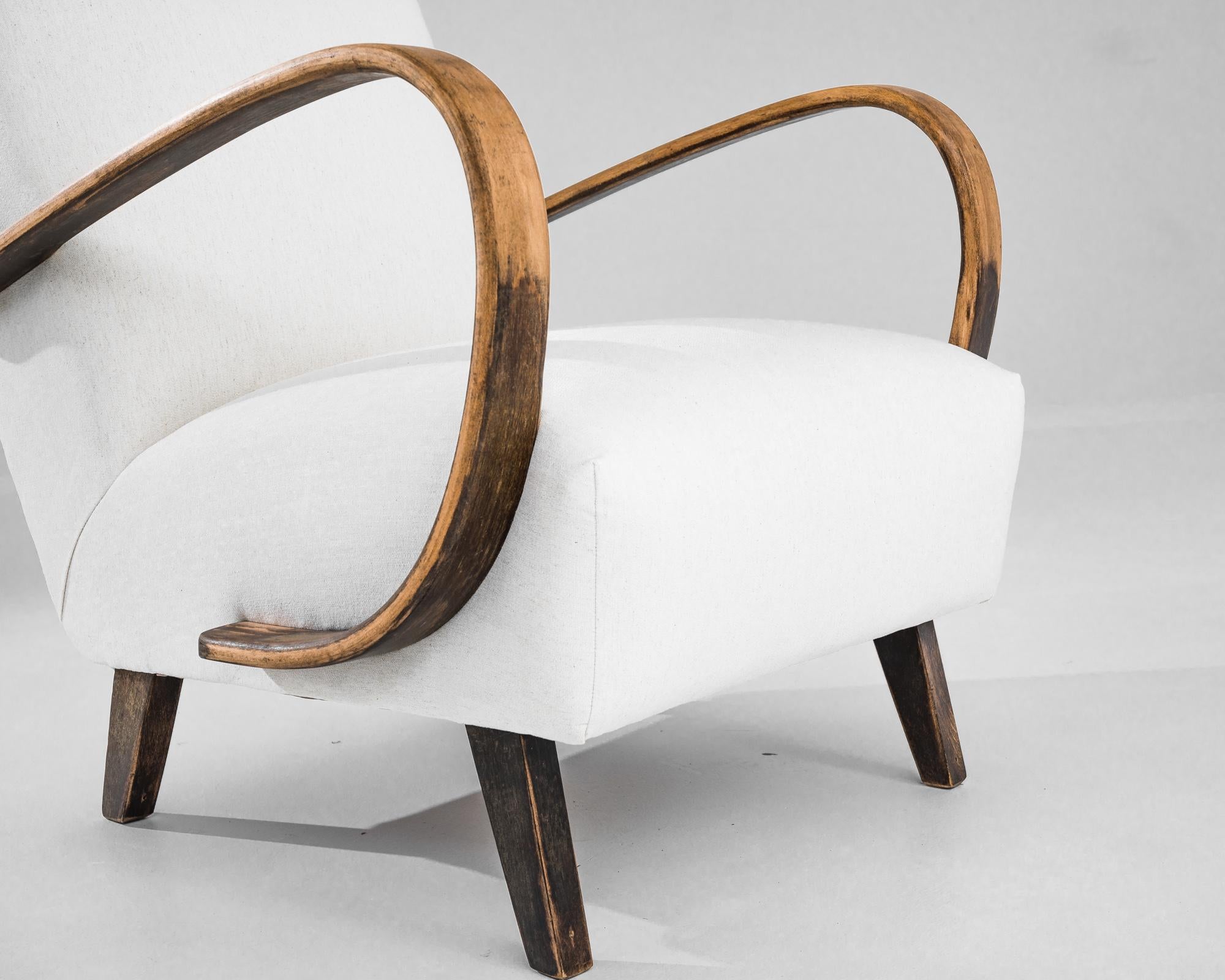 Sillón checo de madera de los años 1950, por J. Halabala en Bueno Estado en High Point, NC