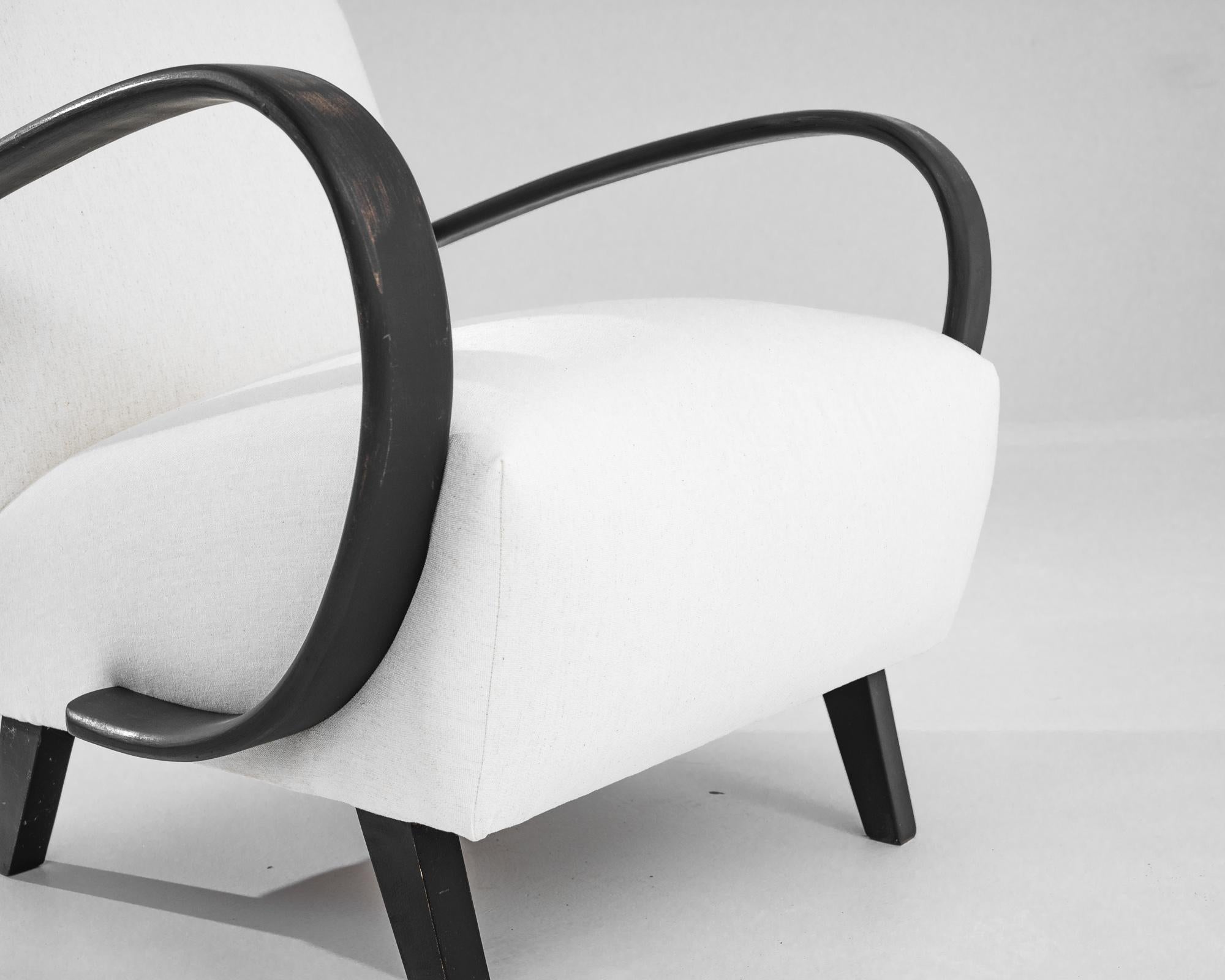 Sillón checo de madera de los años 1950, por J. Halabala en Bueno estado para la venta en High Point, NC