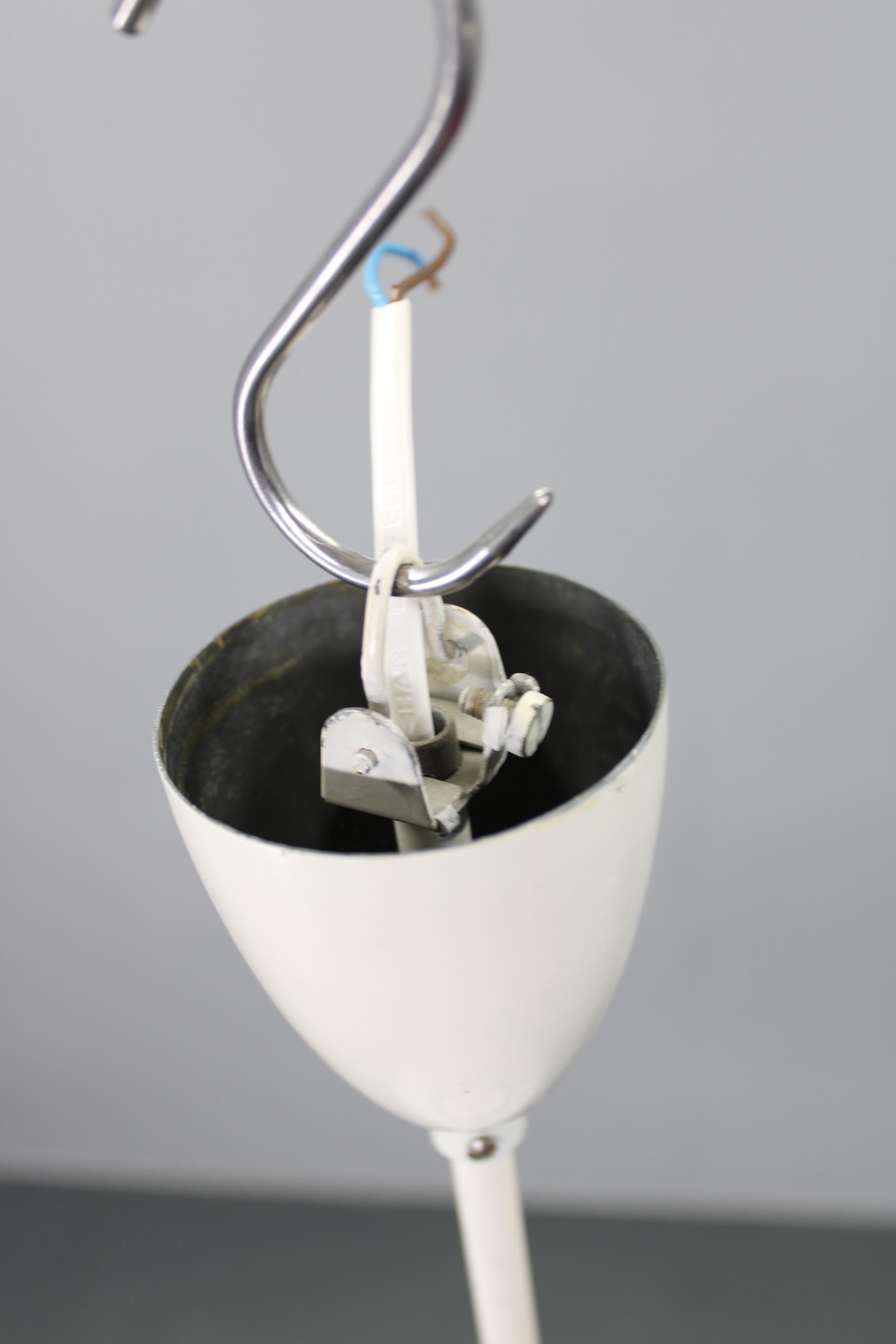 Pendentif en laiton tchécoslovaque des années 1950 avec diffuseur en verre opalin en vente 3