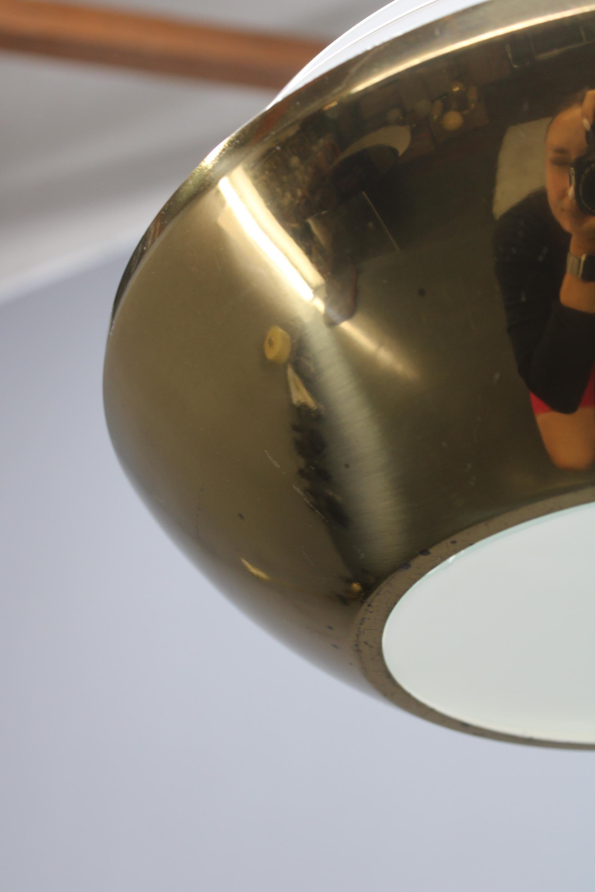 Pendentif en laiton tchécoslovaque des années 1950 avec diffuseur en verre opalin en vente 4