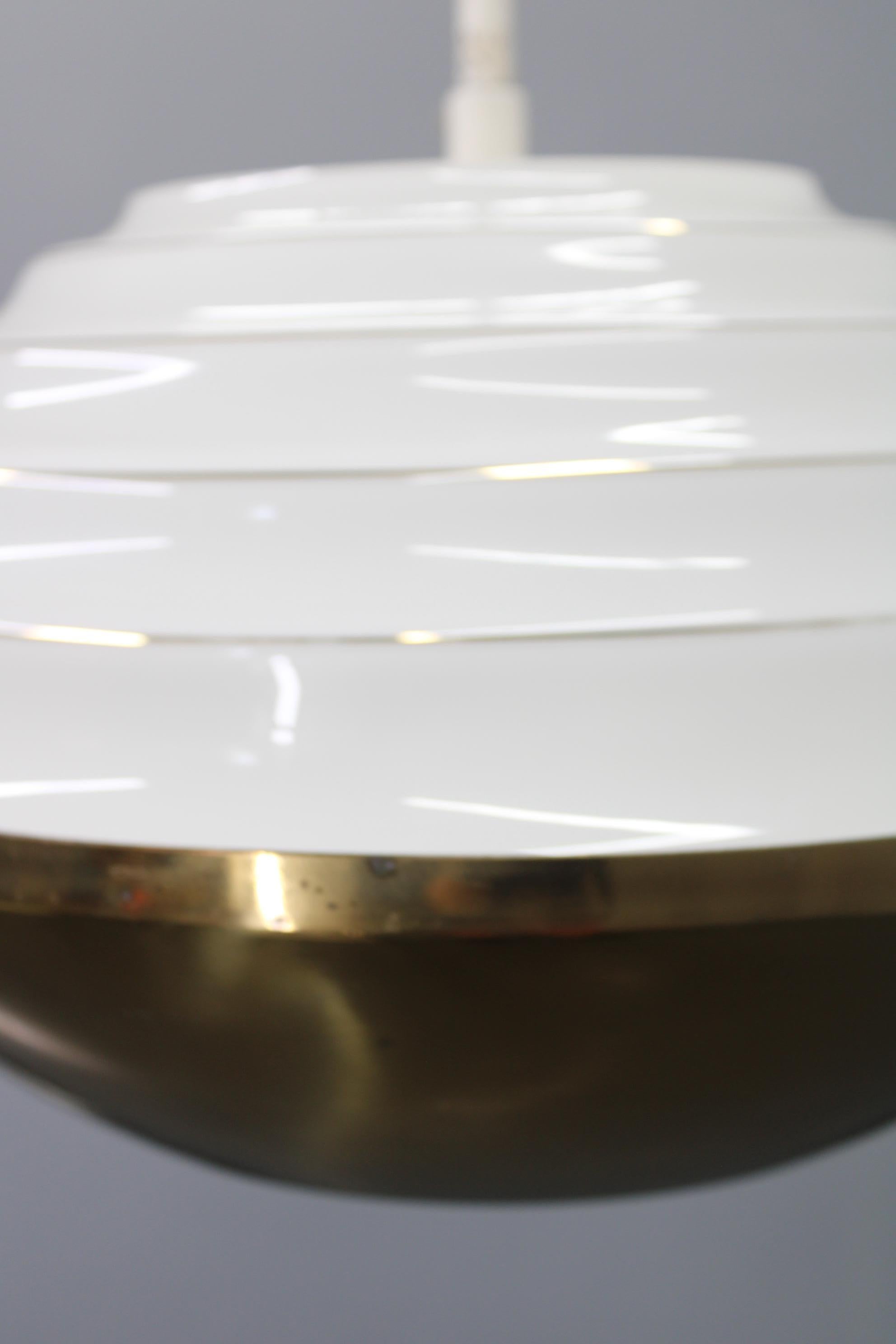 Pendentif en laiton tchécoslovaque des années 1950 avec diffuseur en verre opalin en vente 6