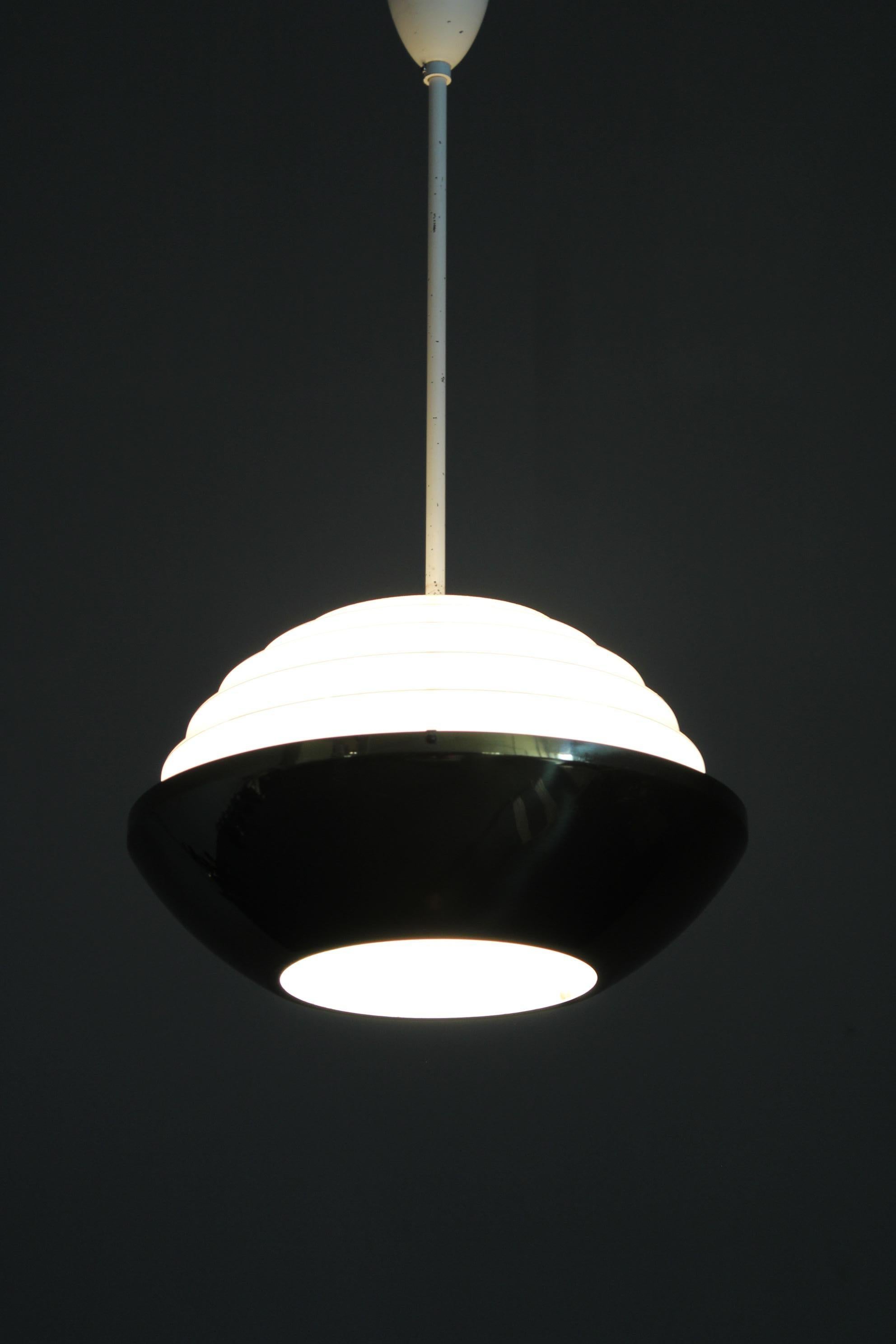 Pendentif en laiton tchécoslovaque des années 1950 avec diffuseur en verre opalin en vente 7