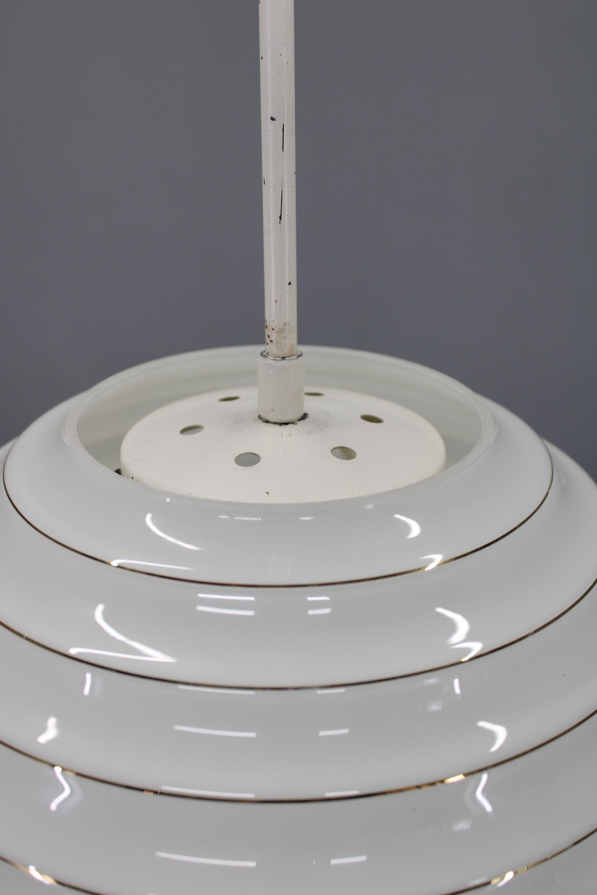 Poli Pendentif en laiton tchécoslovaque des années 1950 avec diffuseur en verre opalin en vente