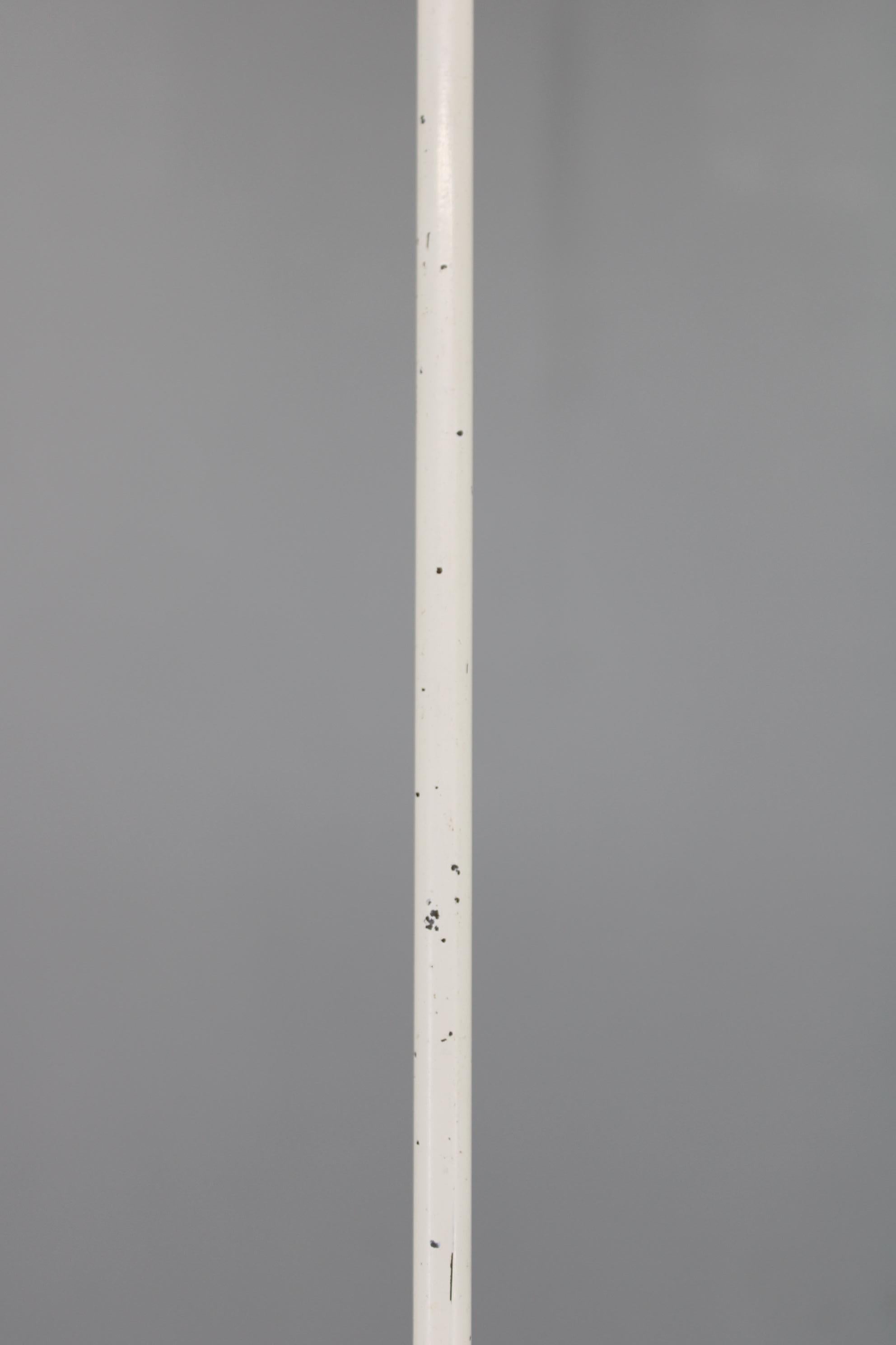 Pendentif en laiton tchécoslovaque des années 1950 avec diffuseur en verre opalin Bon état - En vente à Praha, CZ