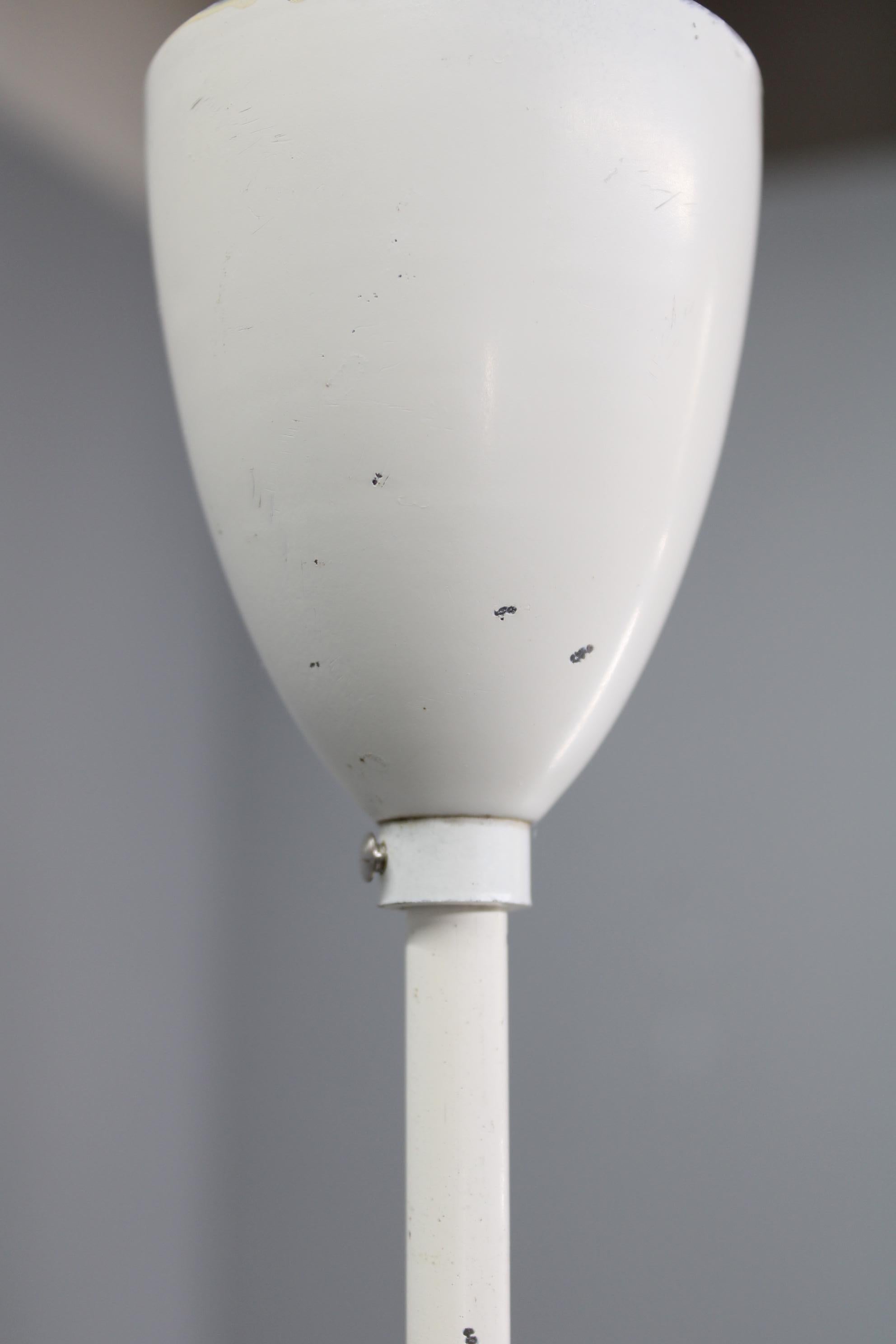 Milieu du XXe siècle Pendentif en laiton tchécoslovaque des années 1950 avec diffuseur en verre opalin en vente