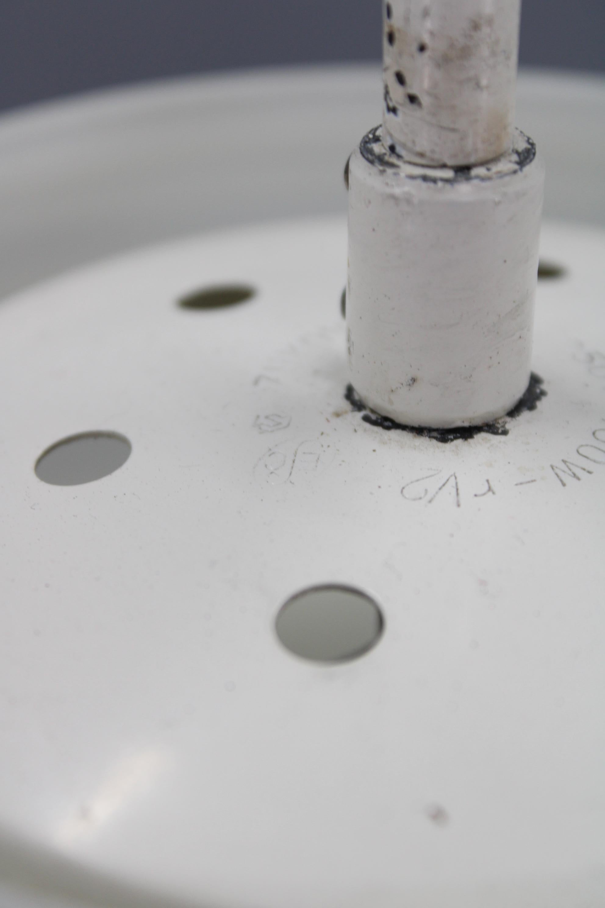 Métal Pendentif en laiton tchécoslovaque des années 1950 avec diffuseur en verre opalin en vente