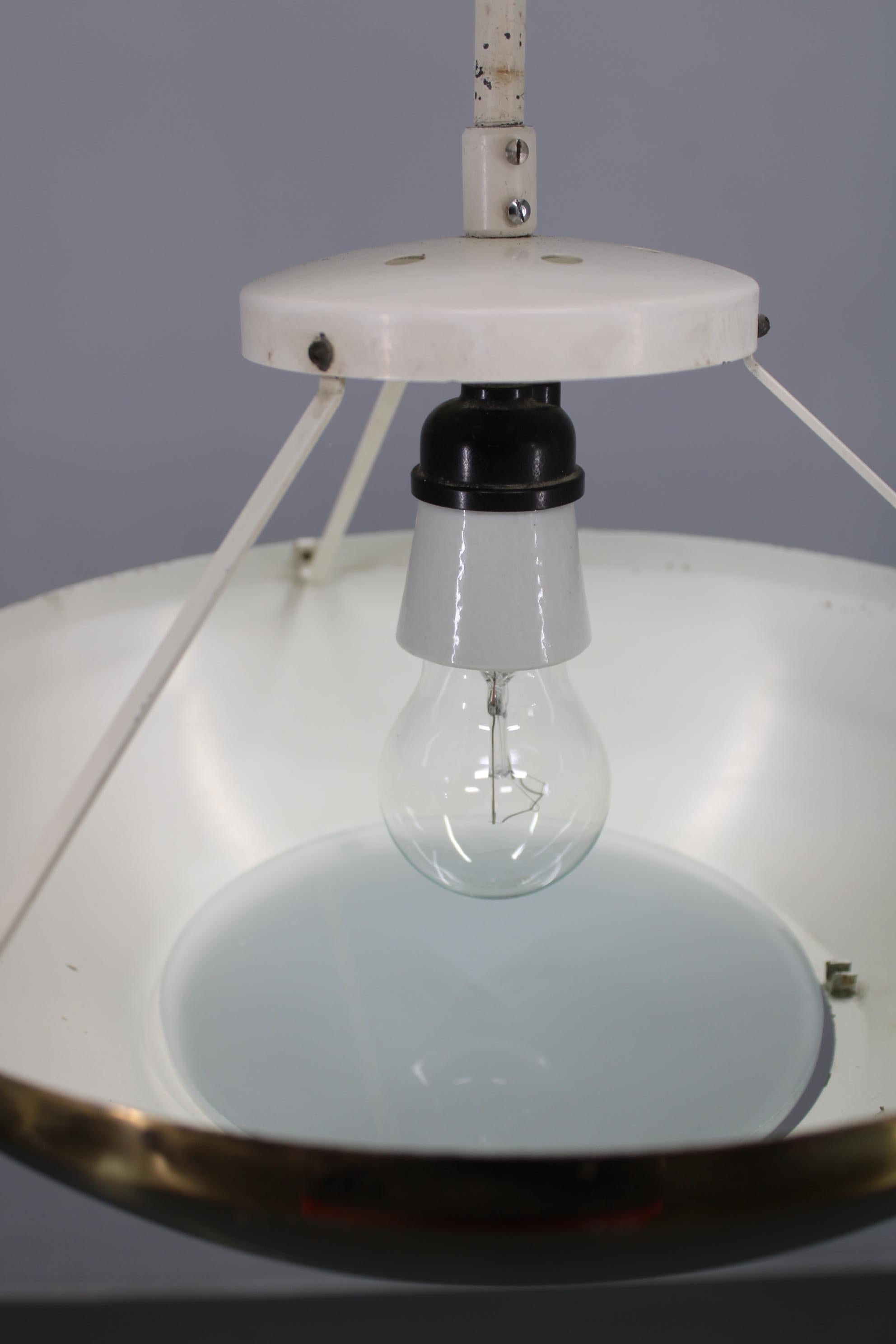 Pendentif en laiton tchécoslovaque des années 1950 avec diffuseur en verre opalin en vente 1