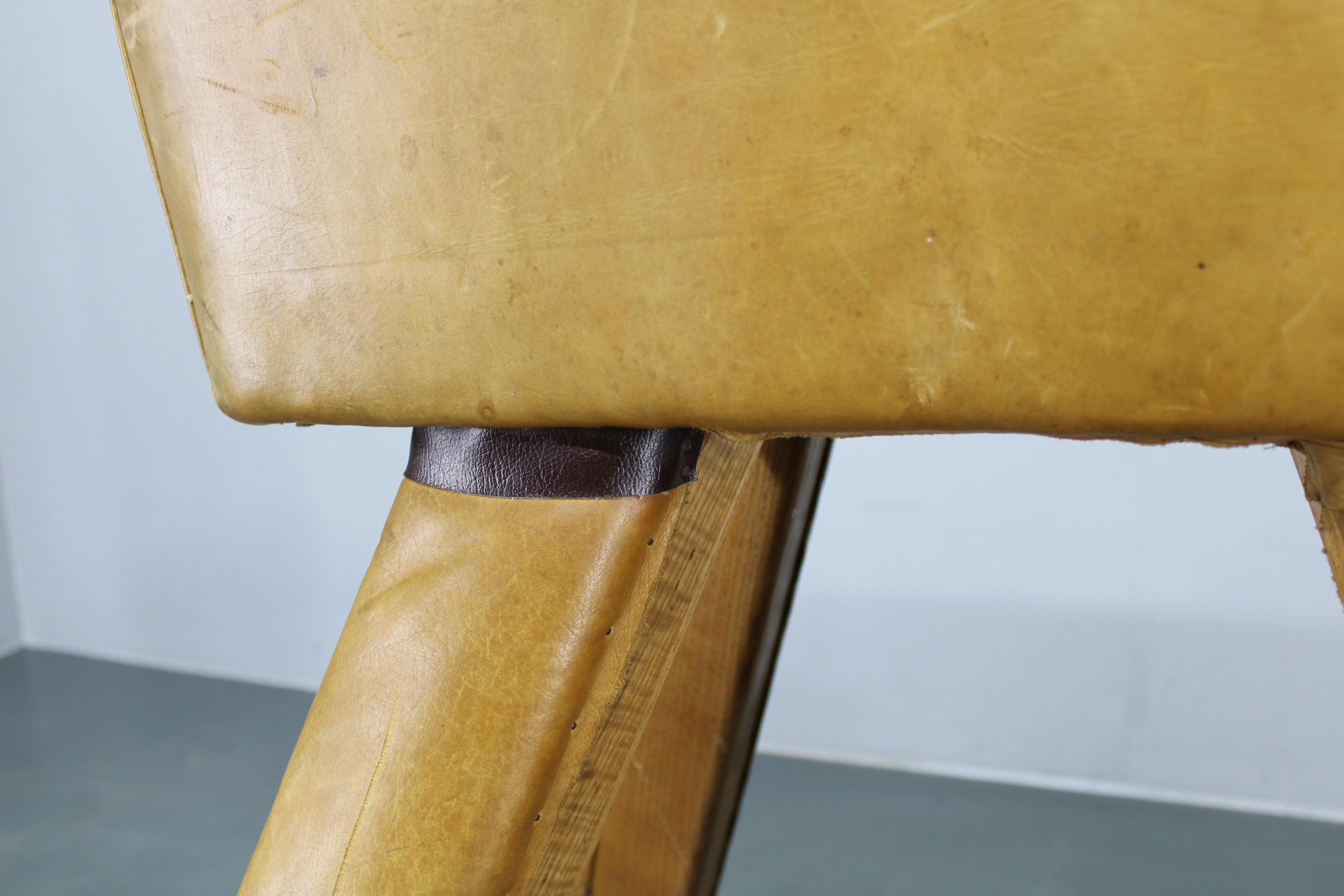 Cavallo da ginnastica in pelle e legno cecoslovacco del 1950, altezza regolabile in vendita 4