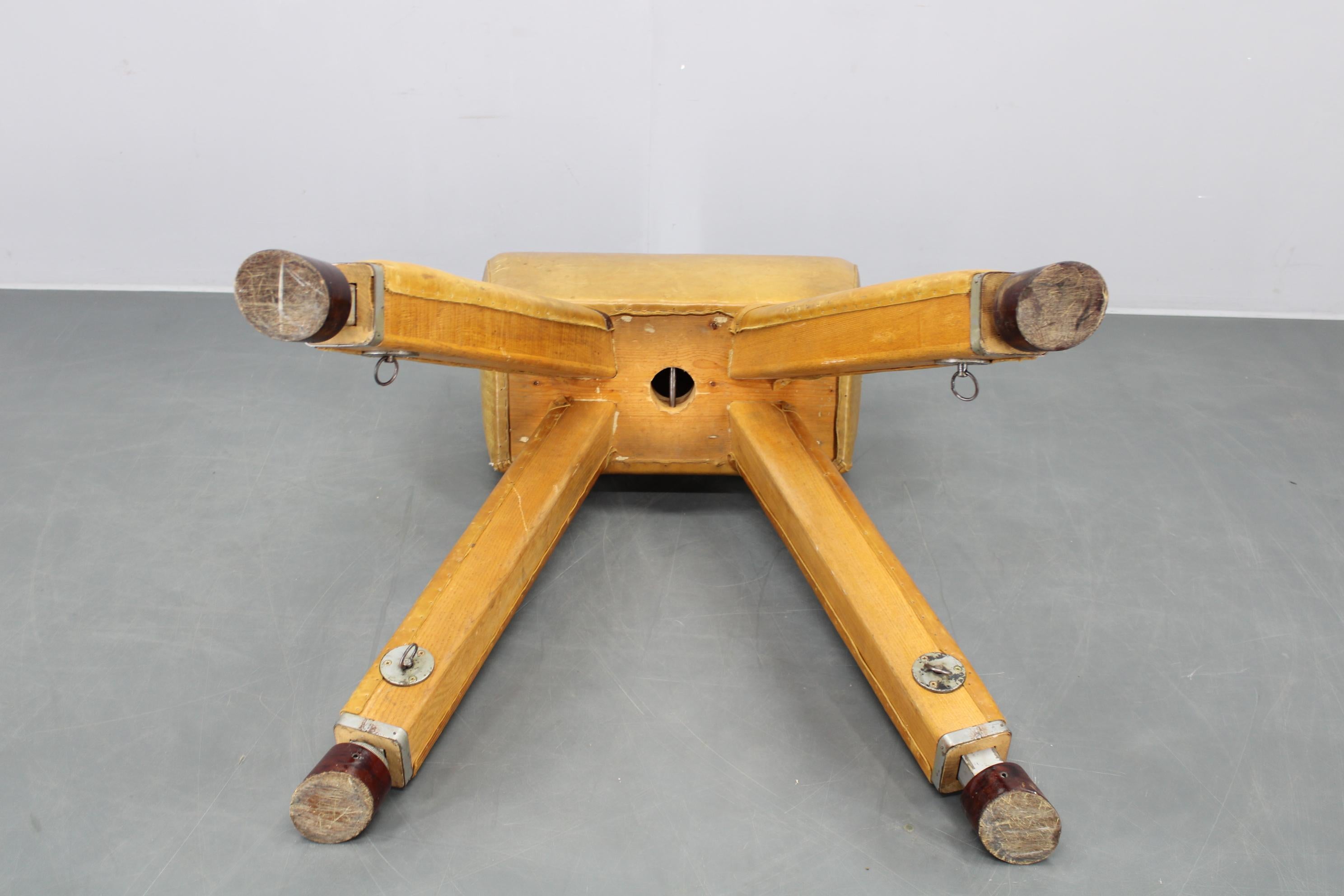 Cavallo da ginnastica in pelle e legno cecoslovacco del 1950, altezza regolabile in vendita 11