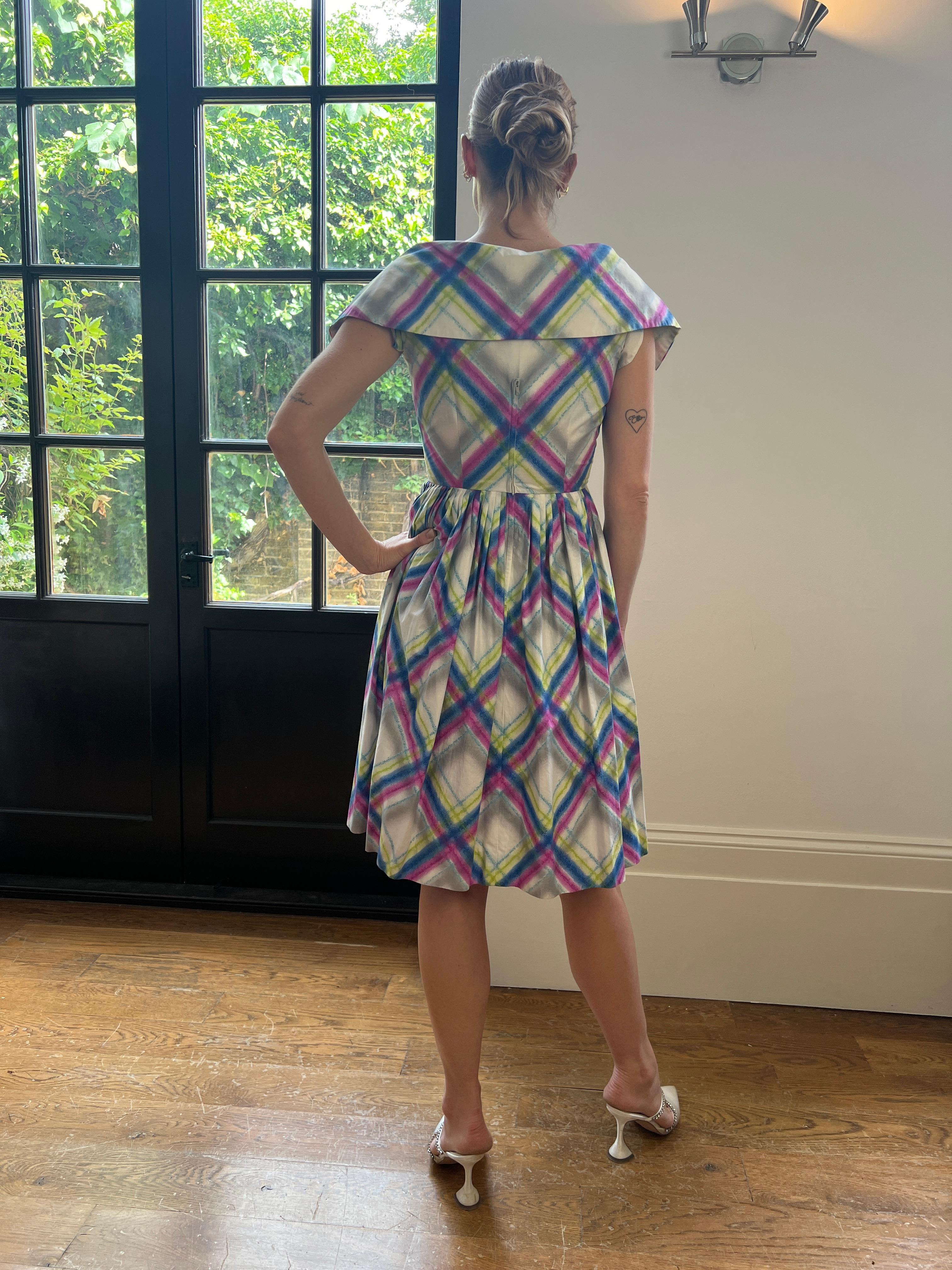 Vestido de algodón con estampado de cuadros Daniel Neal de los años 50 en venta 3