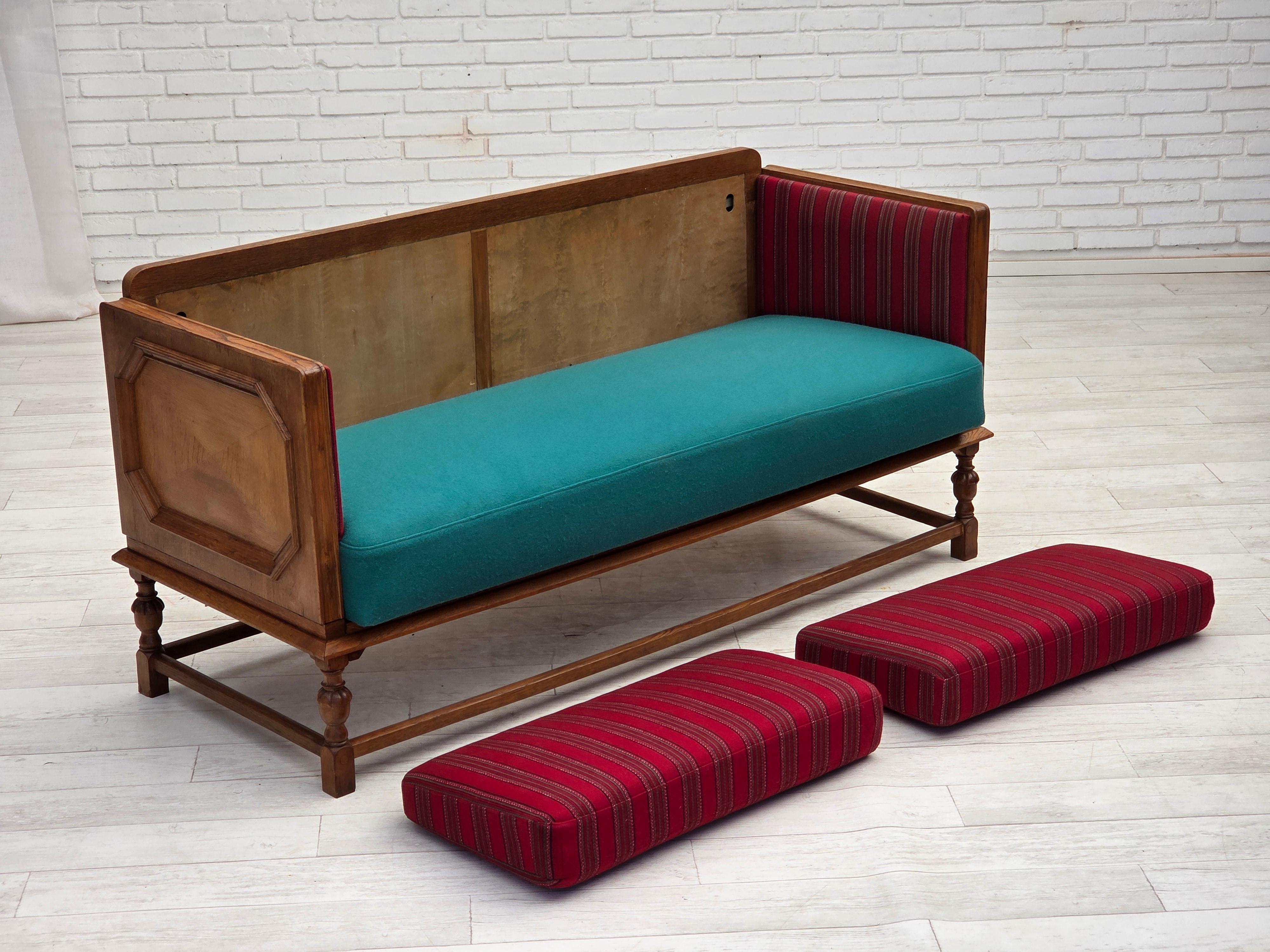1950s, Danish 2 seater drop arm sofa, original red furniture wool, oak wood. en vente 3