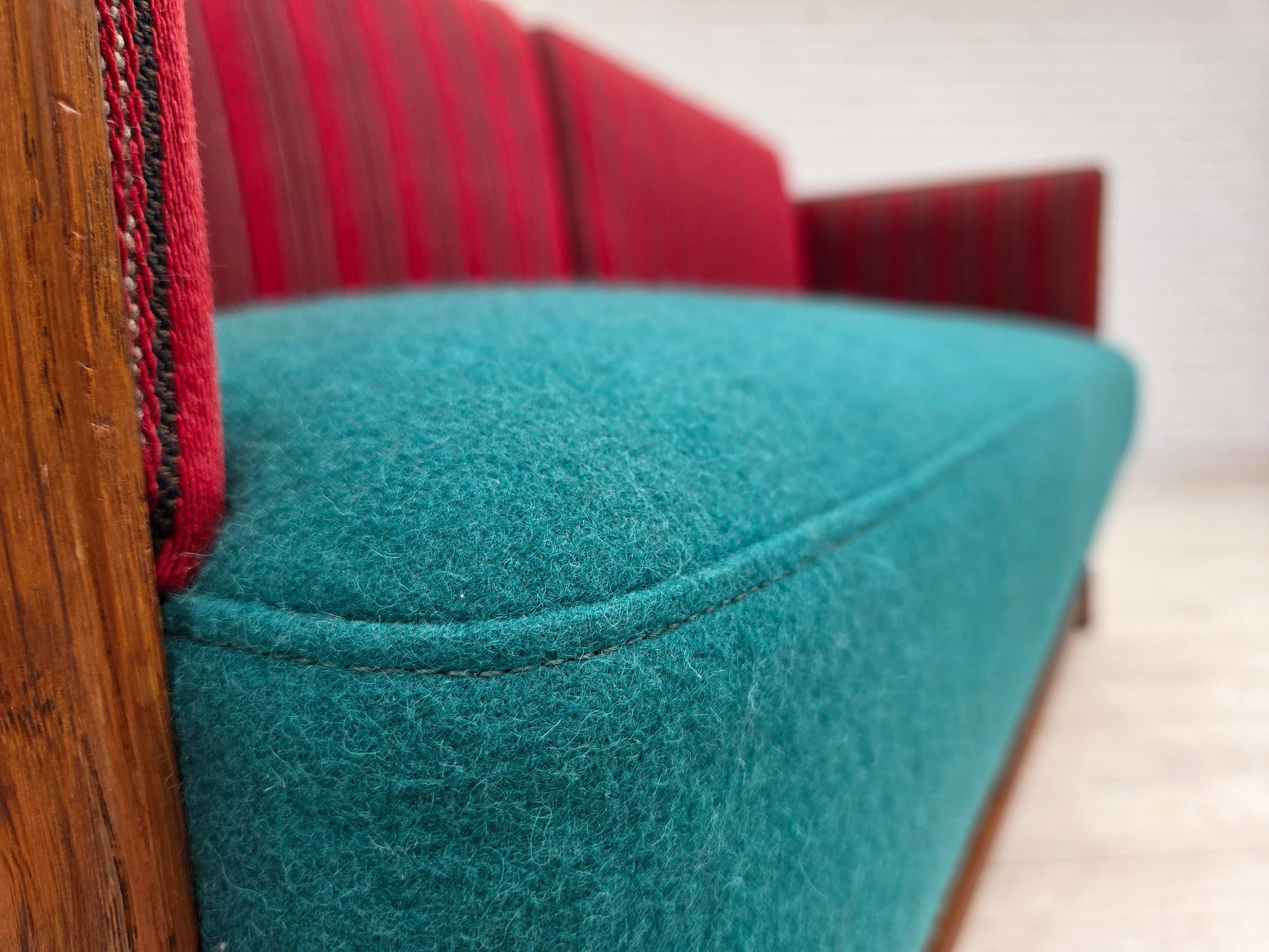 1950s, Danish 2 seater drop arm sofa, original red furniture wool, oak wood. en vente 4