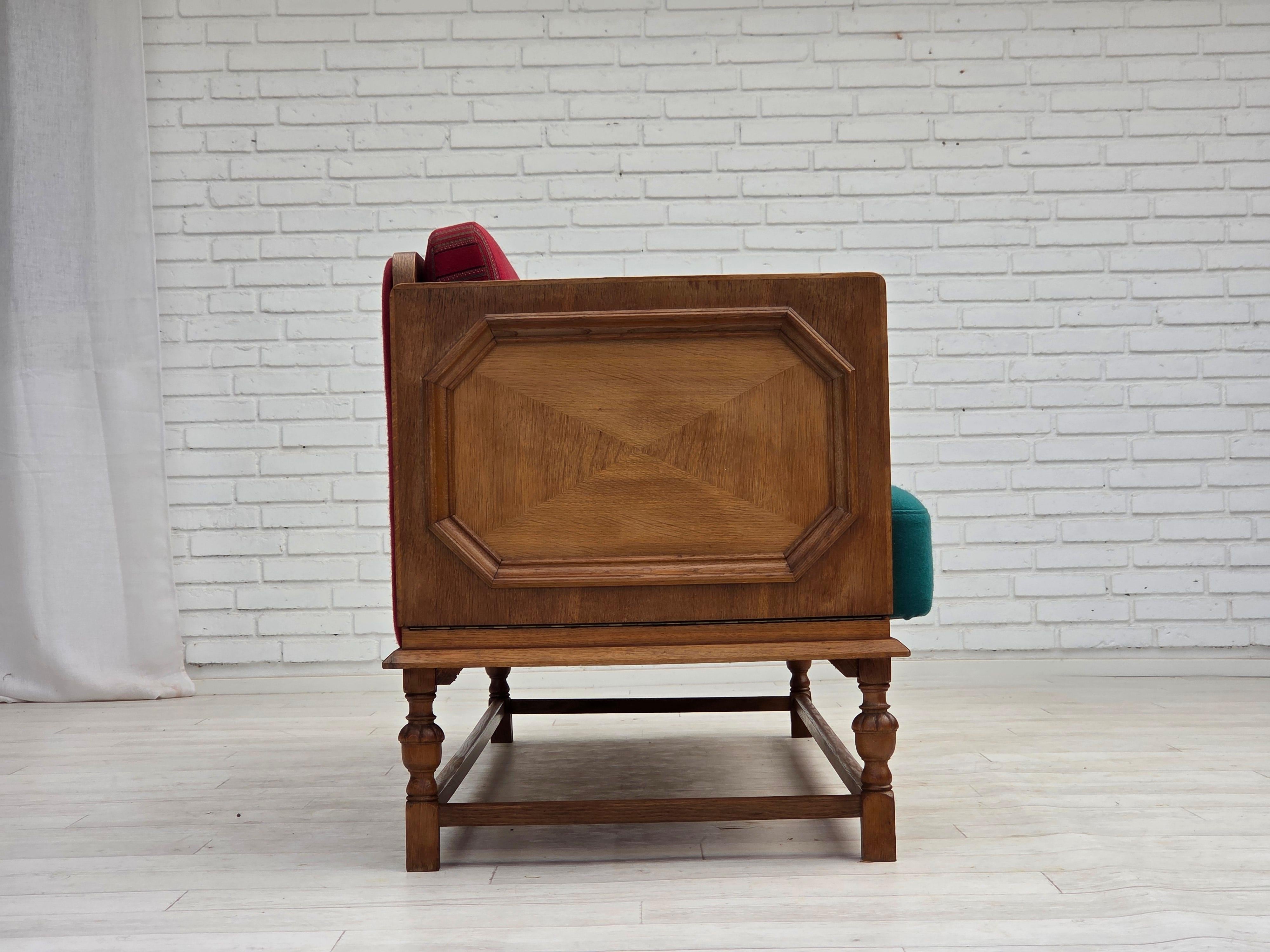 1950s, Danish 2 seater drop arm sofa, original red furniture wool, oak wood. en vente 6
