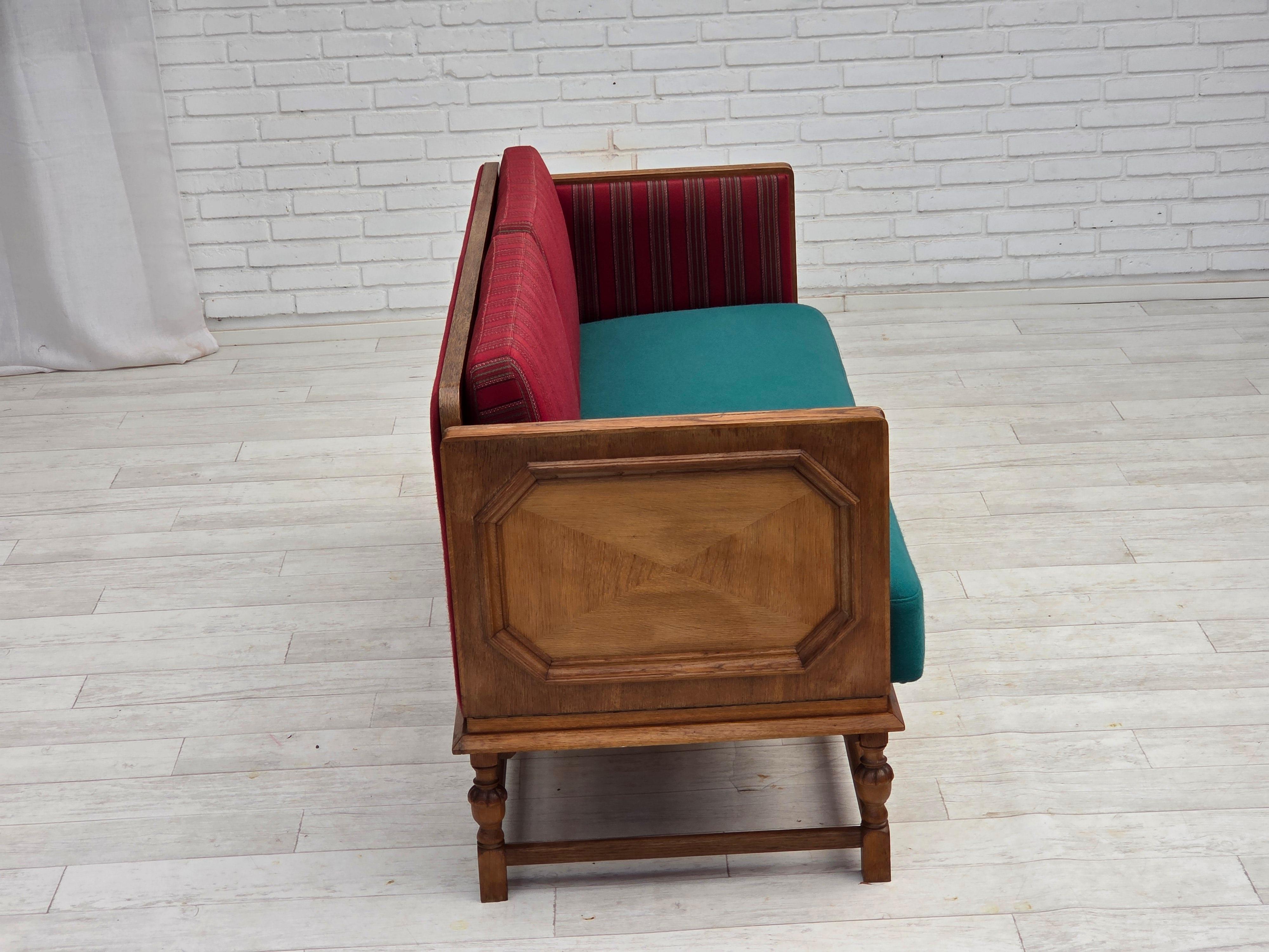 1950s, Danish 2 seater drop arm sofa, original red furniture wool, oak wood. en vente 7