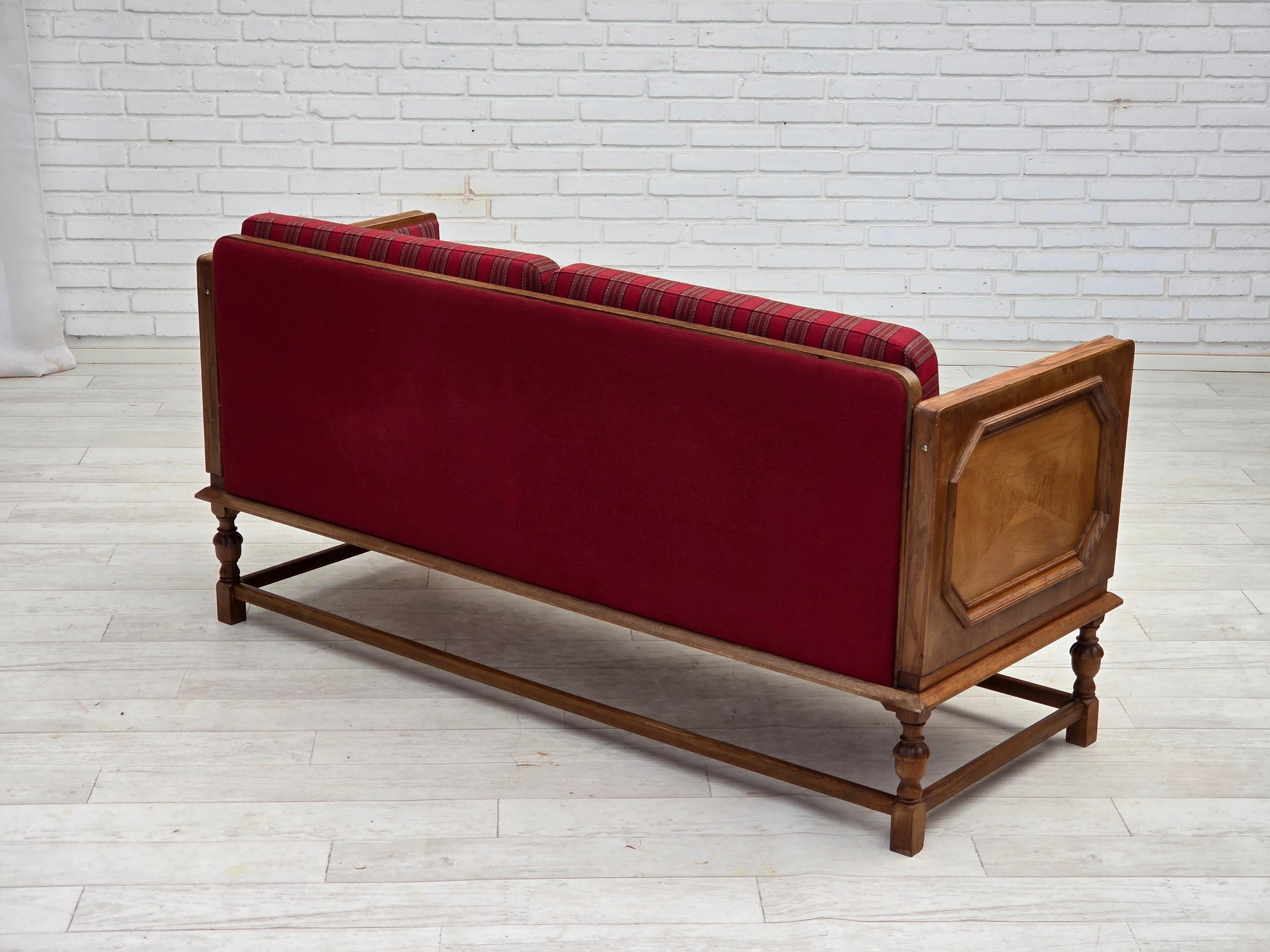 1950s, Danish 2 seater drop arm sofa, original red furniture wool, oak wood. en vente 8