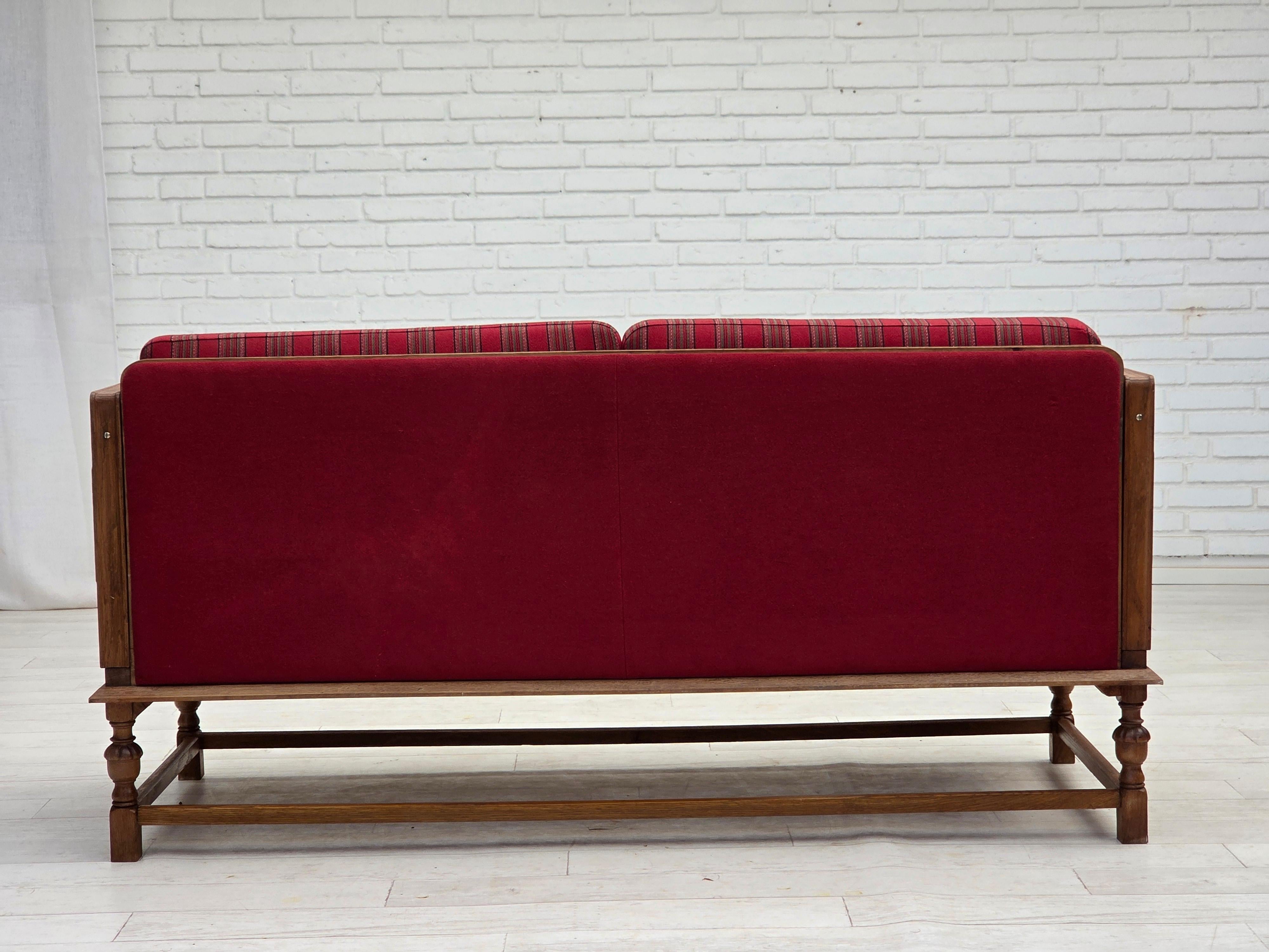 1950s, Danish 2 seater drop arm sofa, original red furniture wool, oak wood. en vente 9