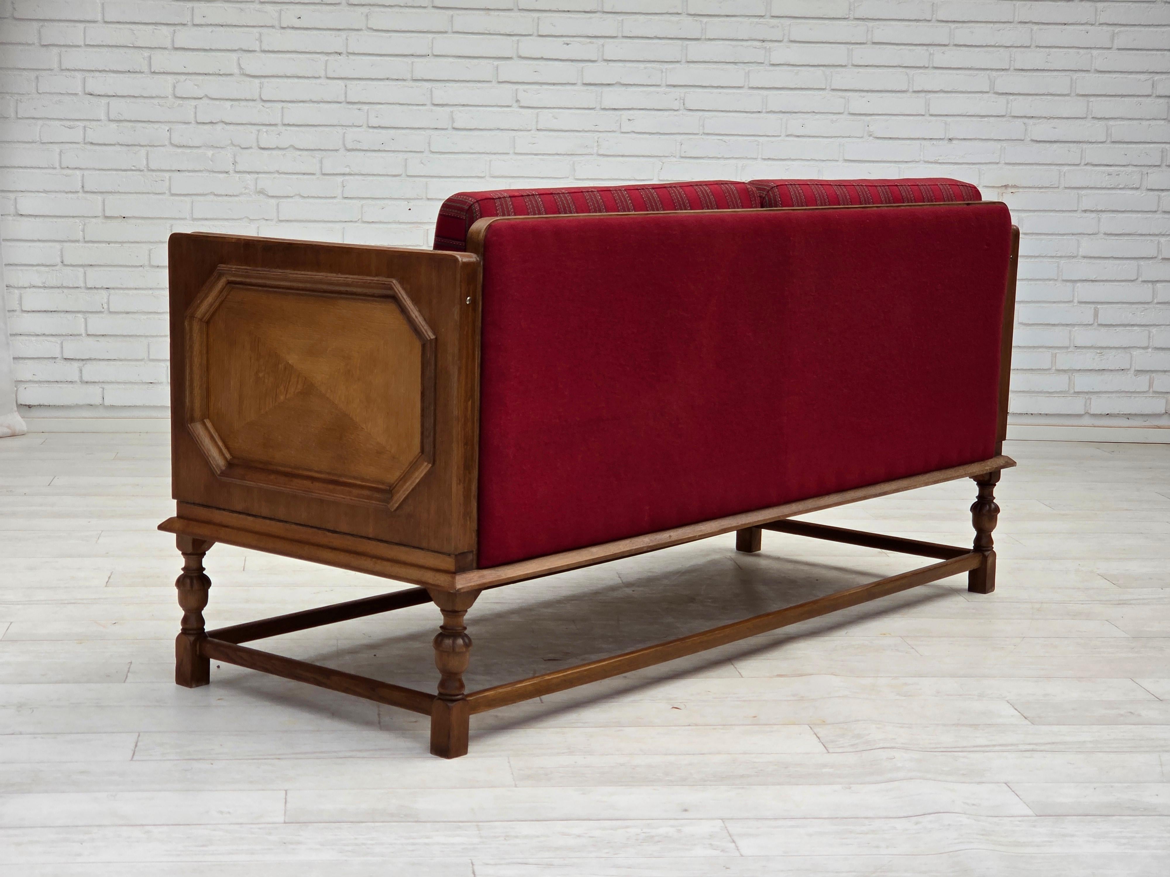 1950s, Danish 2 seater drop arm sofa, original red furniture wool, oak wood. en vente 10