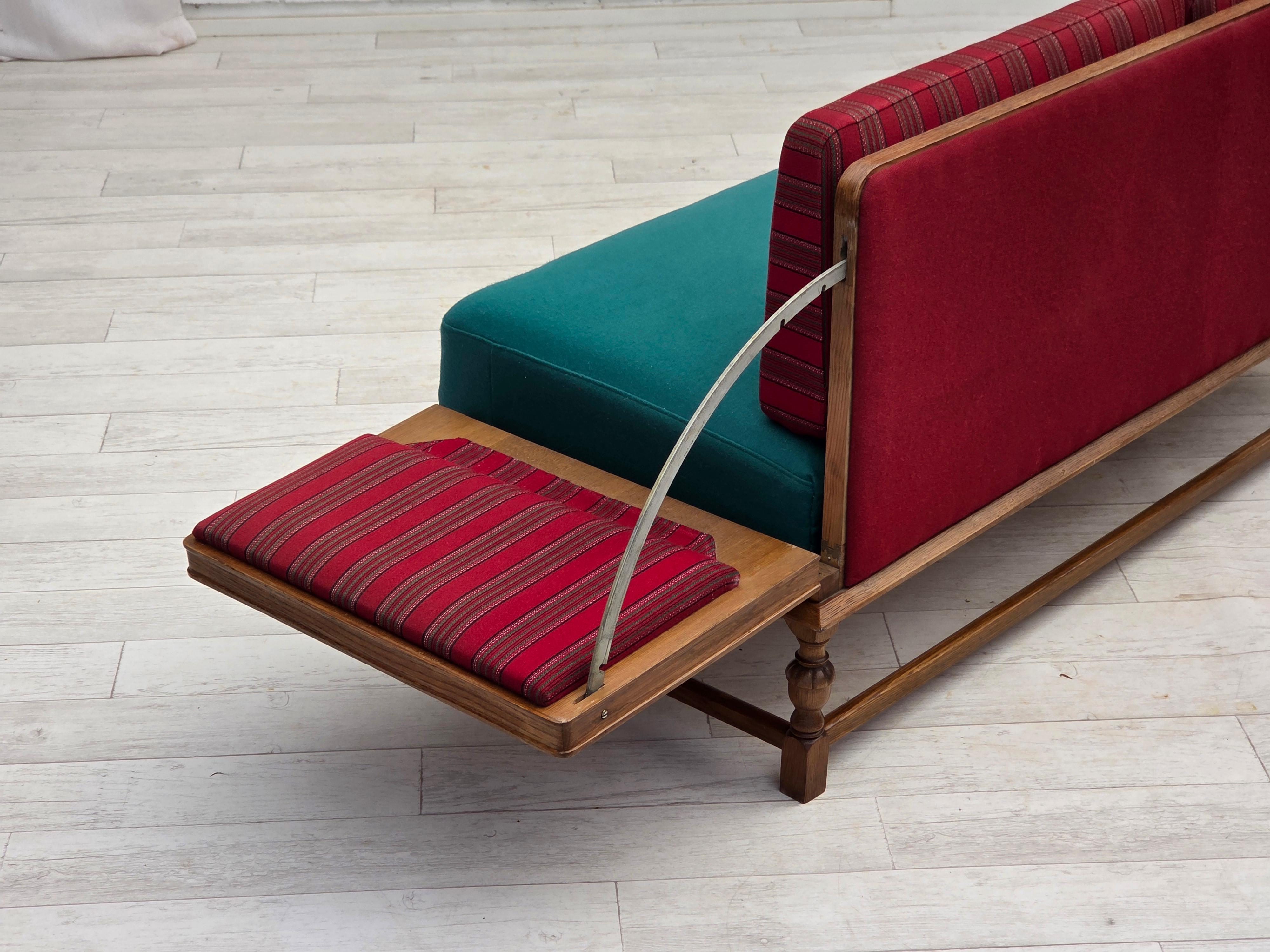 1950s, Danish 2 seater drop arm sofa, original red furniture wool, oak wood. en vente 11