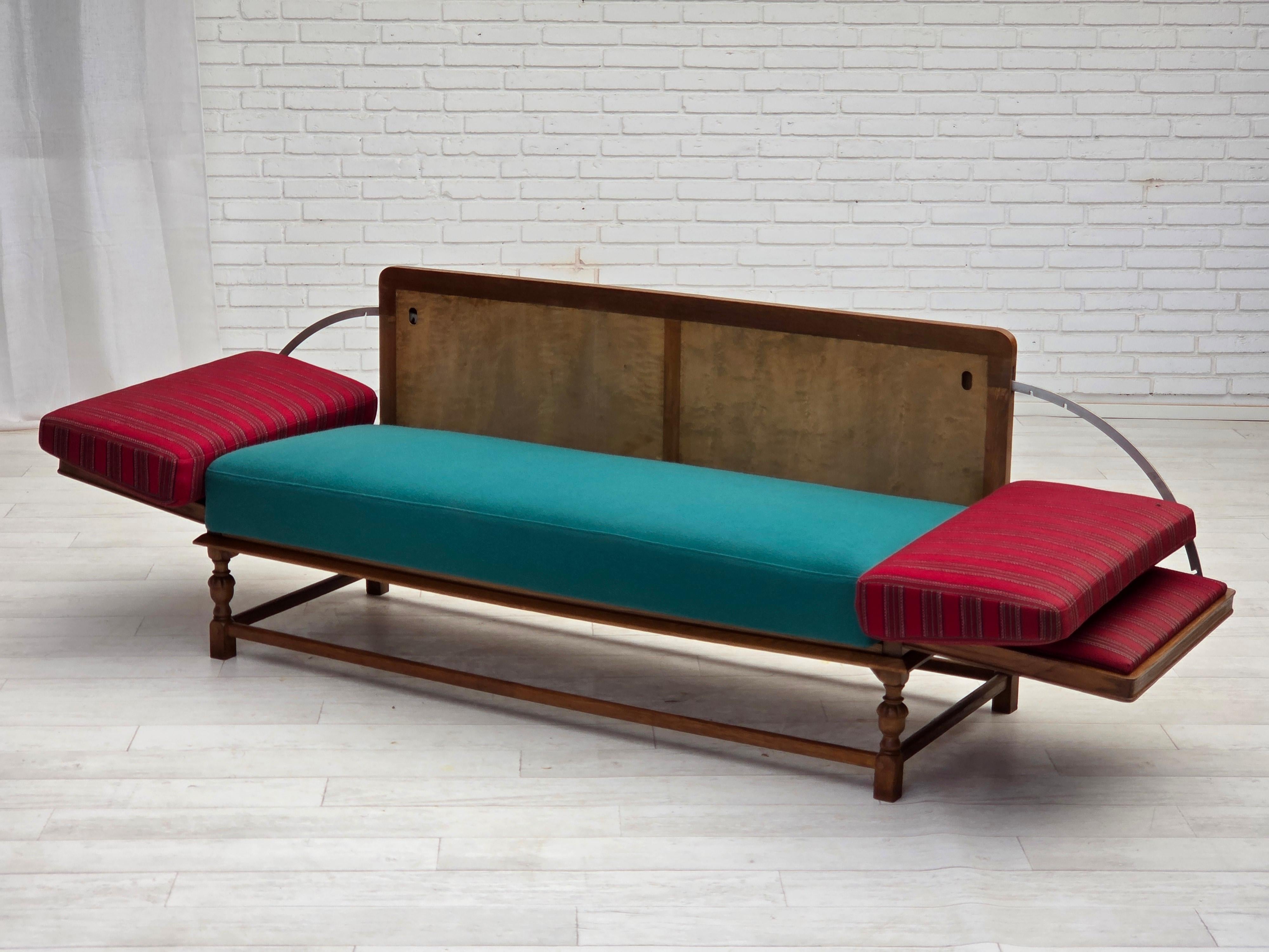 1950s, Danish 2 seater drop arm sofa, original red furniture wool, oak wood. en vente 12