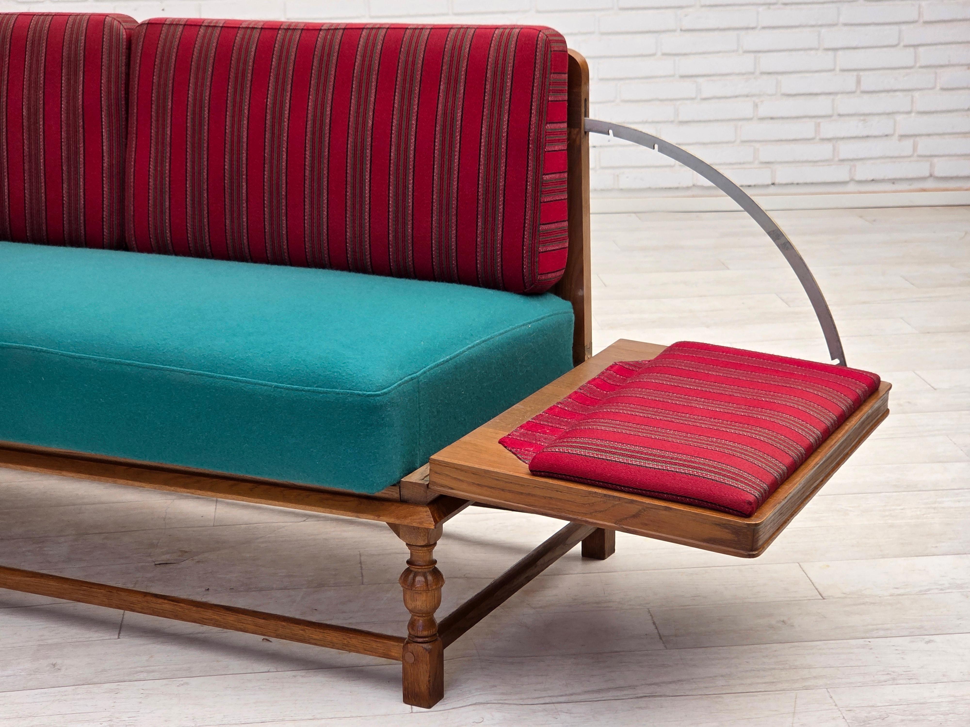 1950s, Danish 2 seater drop arm sofa, original red furniture wool, oak wood. en vente 13