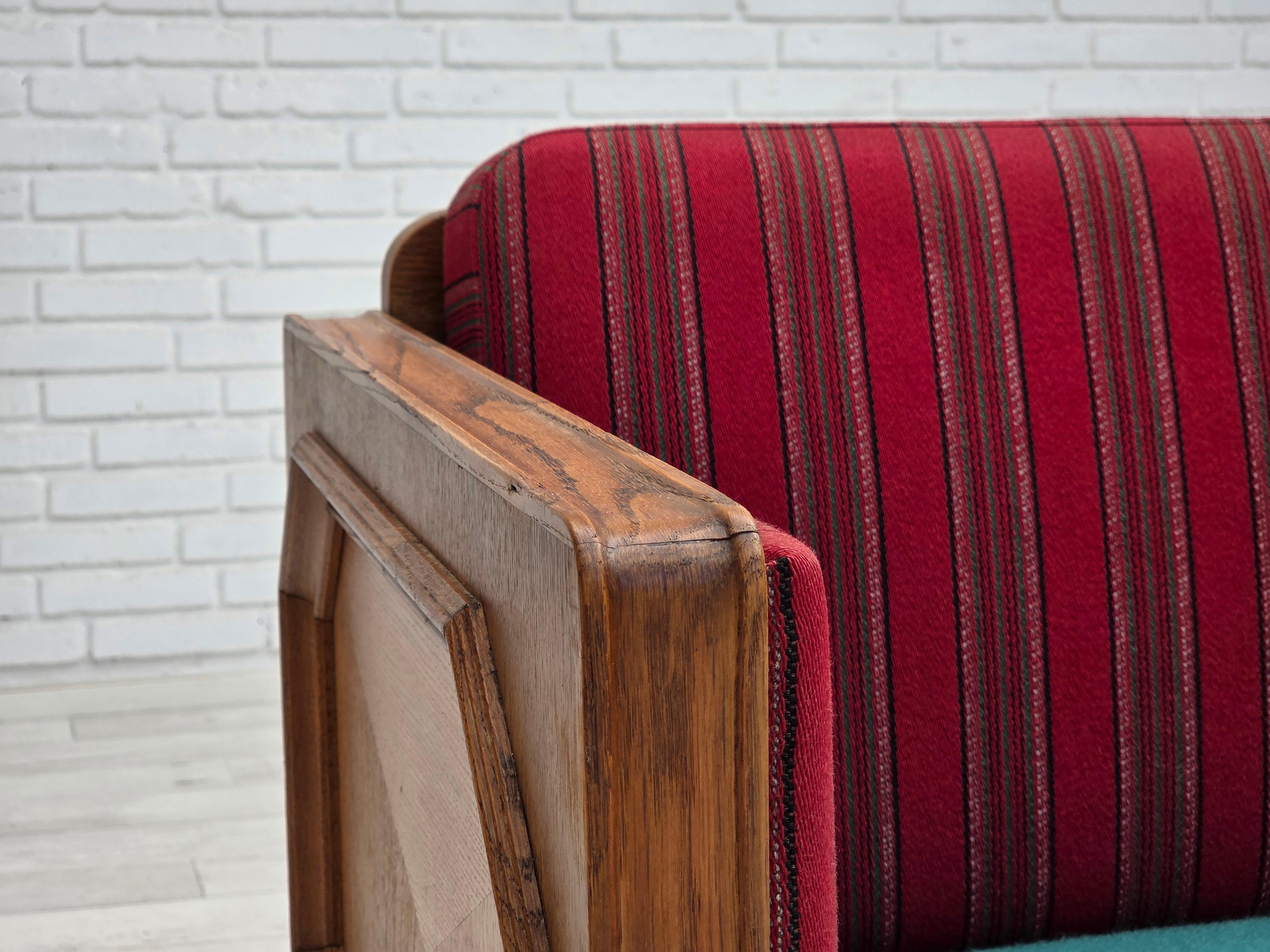 Scandinave moderne 1950s, Danish 2 seater drop arm sofa, original red furniture wool, oak wood. en vente