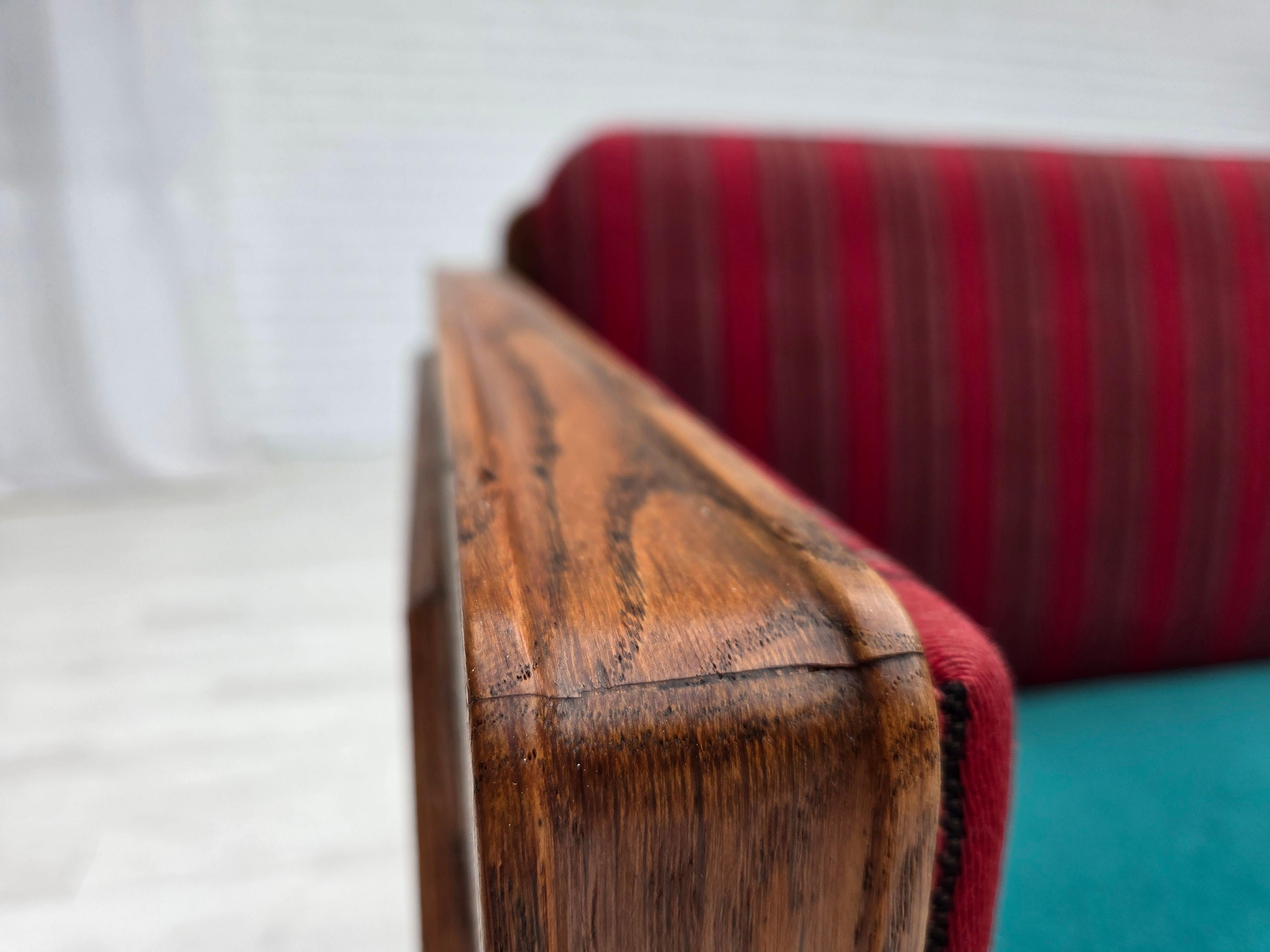 Danois 1950s, Danish 2 seater drop arm sofa, original red furniture wool, oak wood. en vente