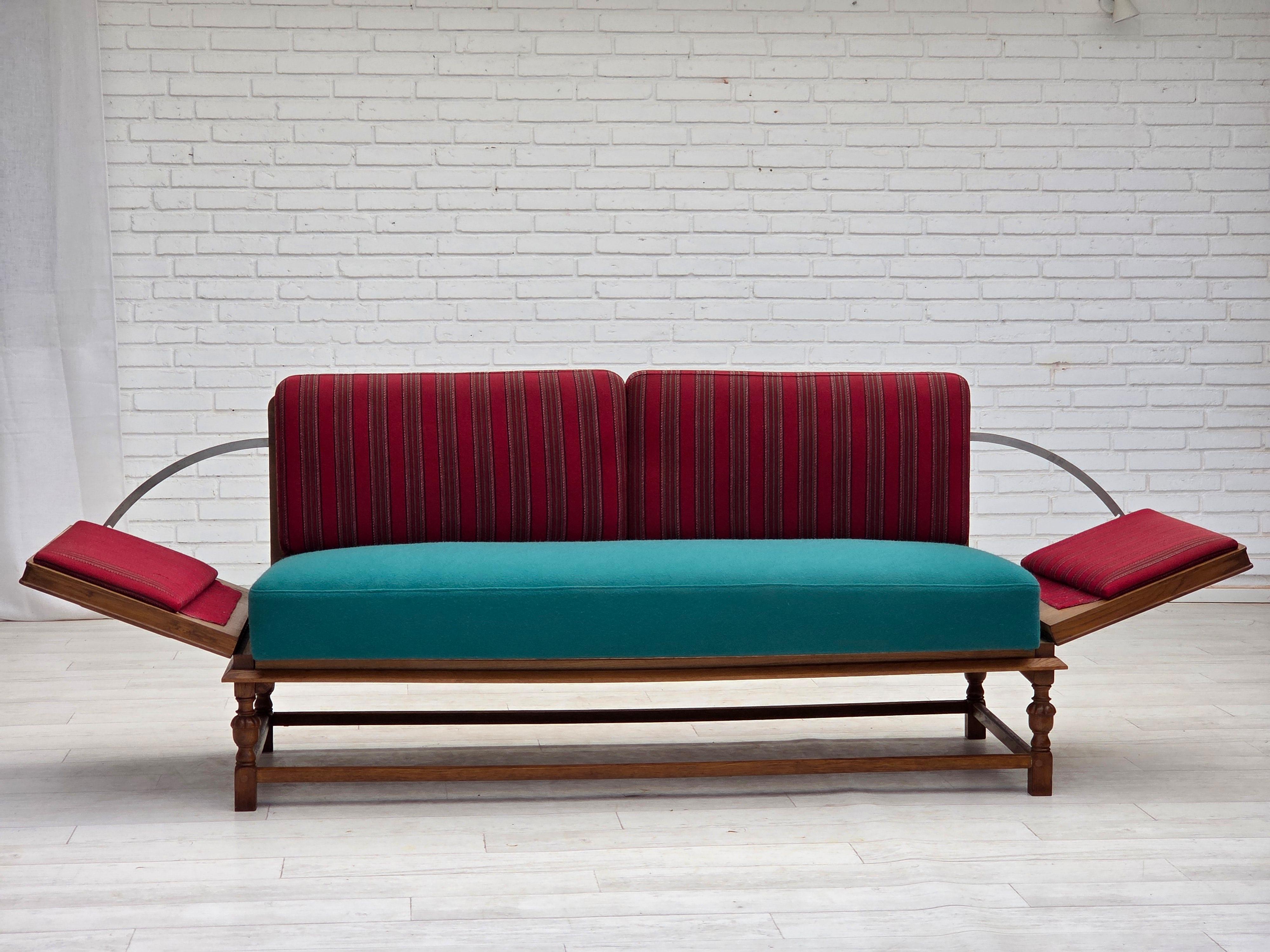 1950s, Danish 2 seater drop arm sofa, original red furniture wool, oak wood. Bon état - En vente à Tarm, 82