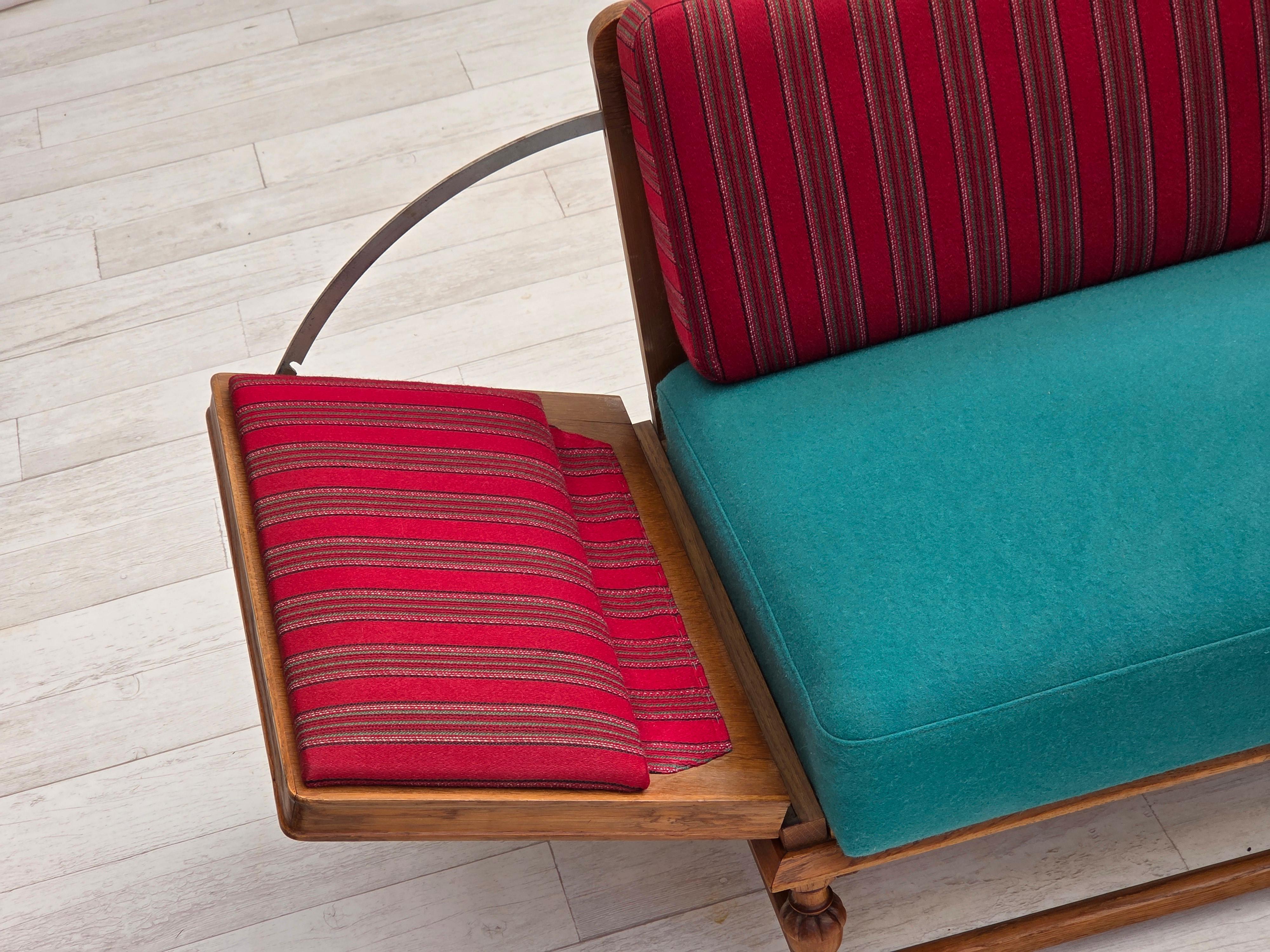 Milieu du XXe siècle 1950s, Danish 2 seater drop arm sofa, original red furniture wool, oak wood. en vente