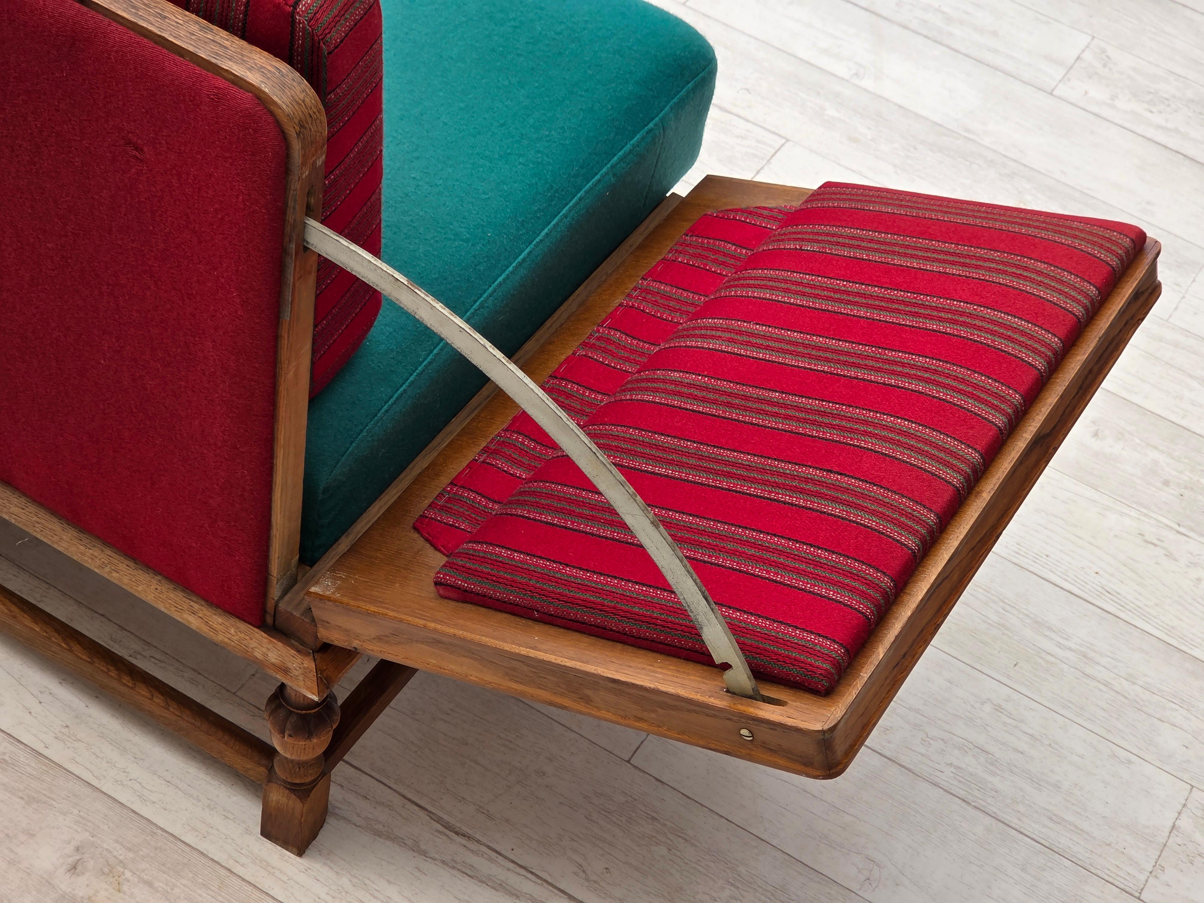 Laine 1950s, Danish 2 seater drop arm sofa, original red furniture wool, oak wood. en vente