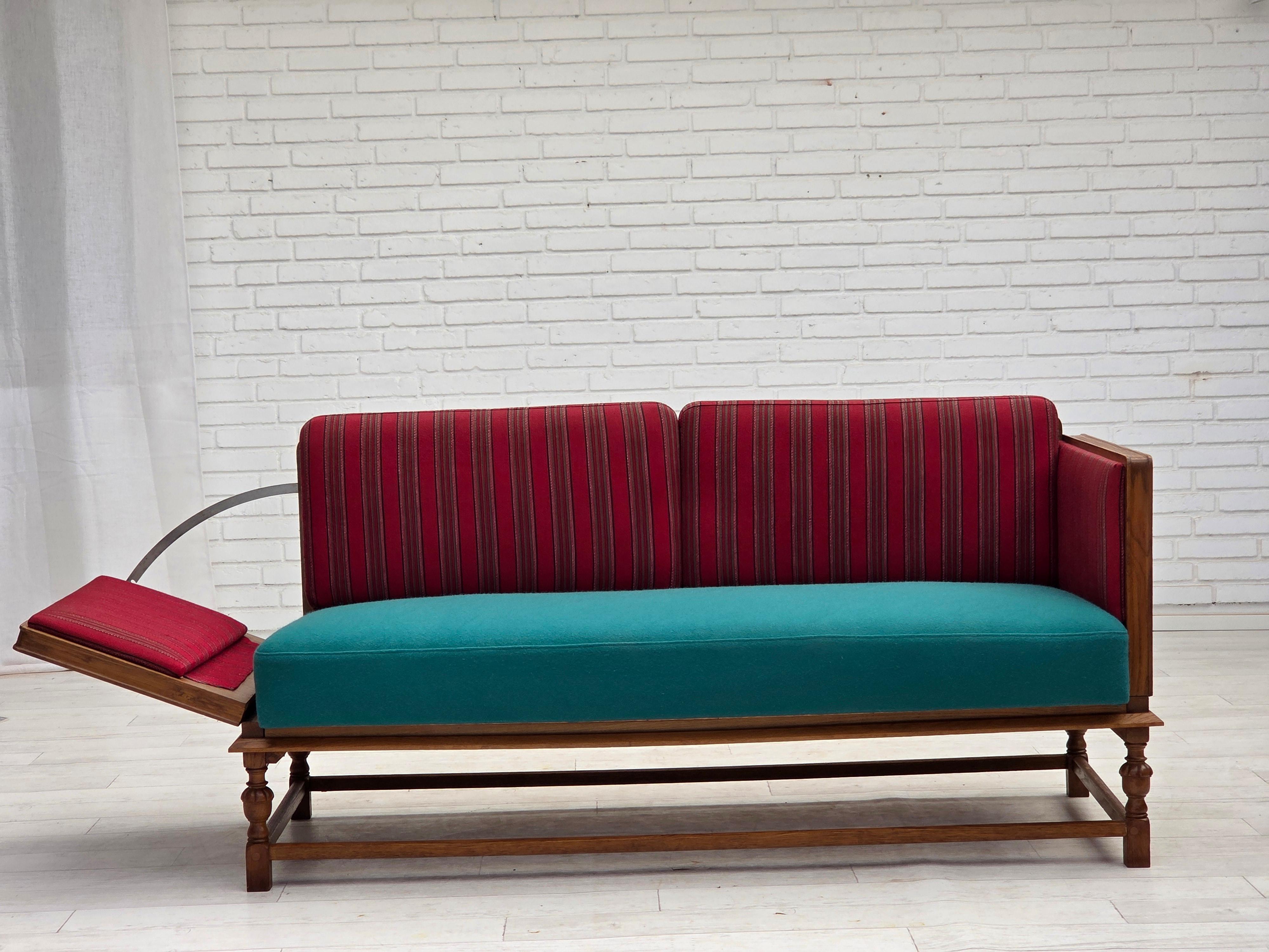 1950s, Danish 2 seater drop arm sofa, original red furniture wool, oak wood. en vente 1