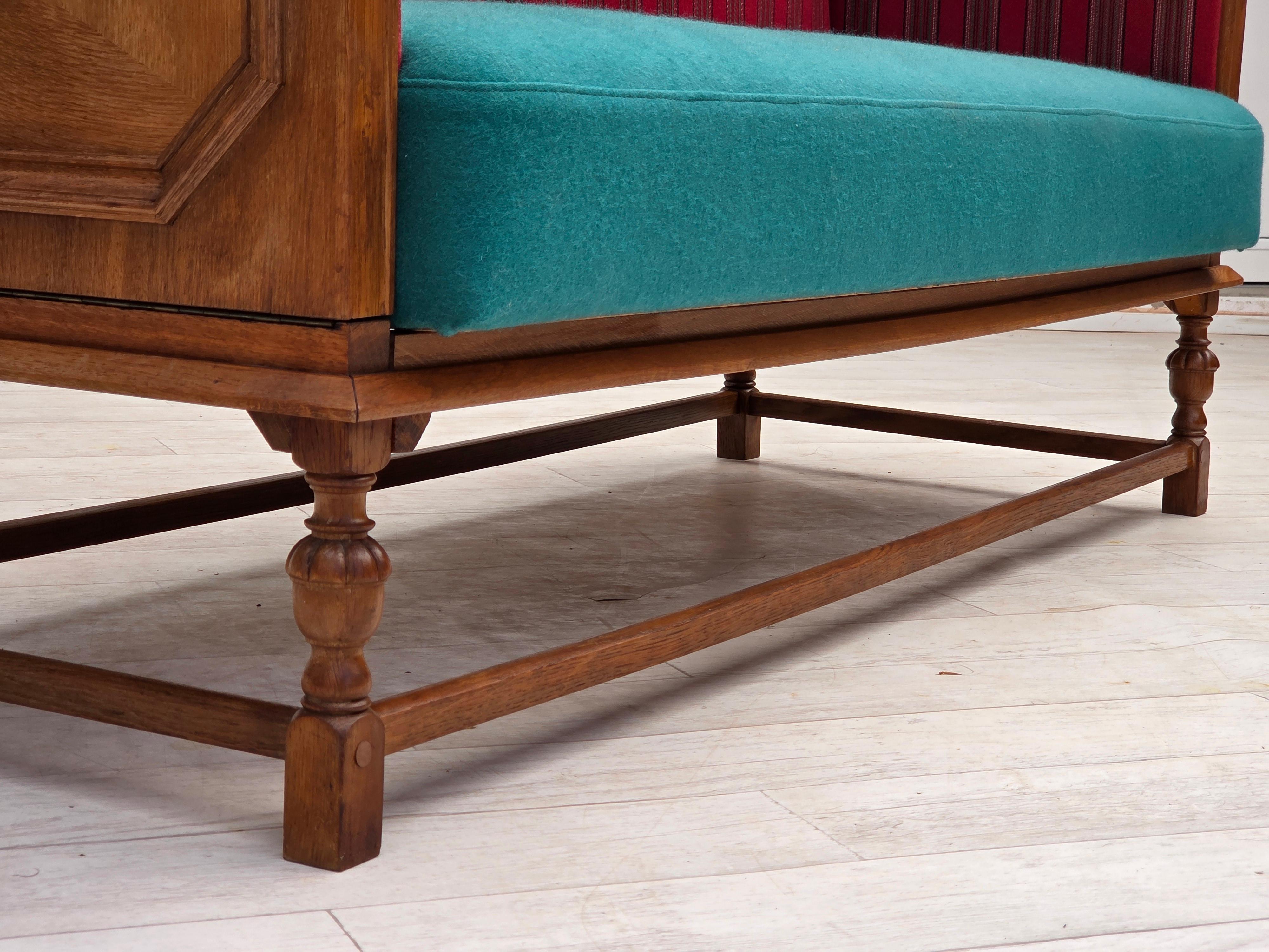 1950s, Danish 2 seater drop arm sofa, original red furniture wool, oak wood. en vente 2