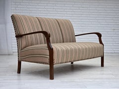 1950er Jahre, dänisches 2-Sitzer-Sofa, beiger Möbelwollstoff, Beine aus Buchenholz.