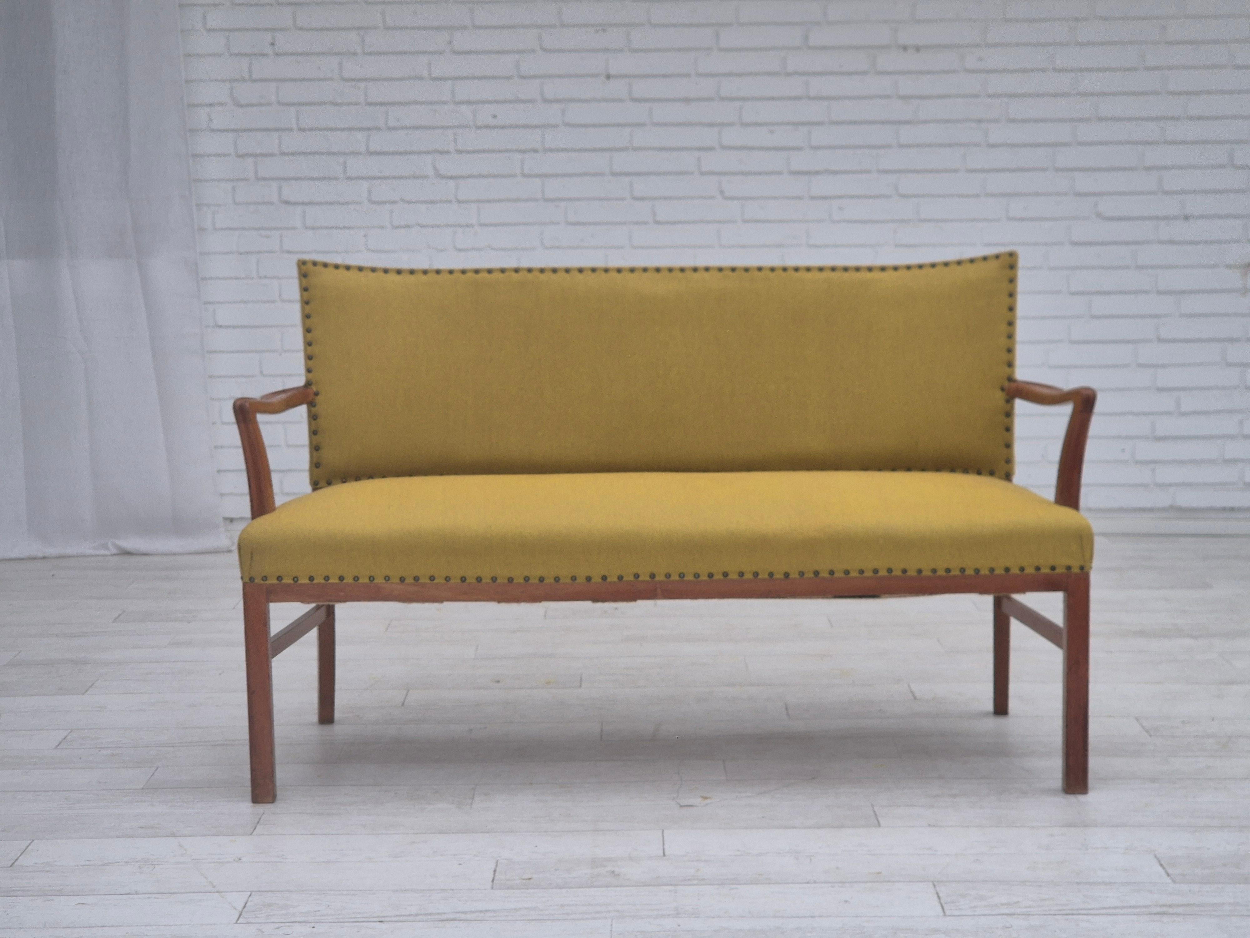 Canapé danois à deux places des années 1950, par Ehapa Møbler. Bon état d'origine : pas d'odeurs, pas de taches et construction stable. Tissu d'ameublement d'origine en laine vert clair/jaune, pieds et accoudoirs en bois de chêne, ressorts en laiton