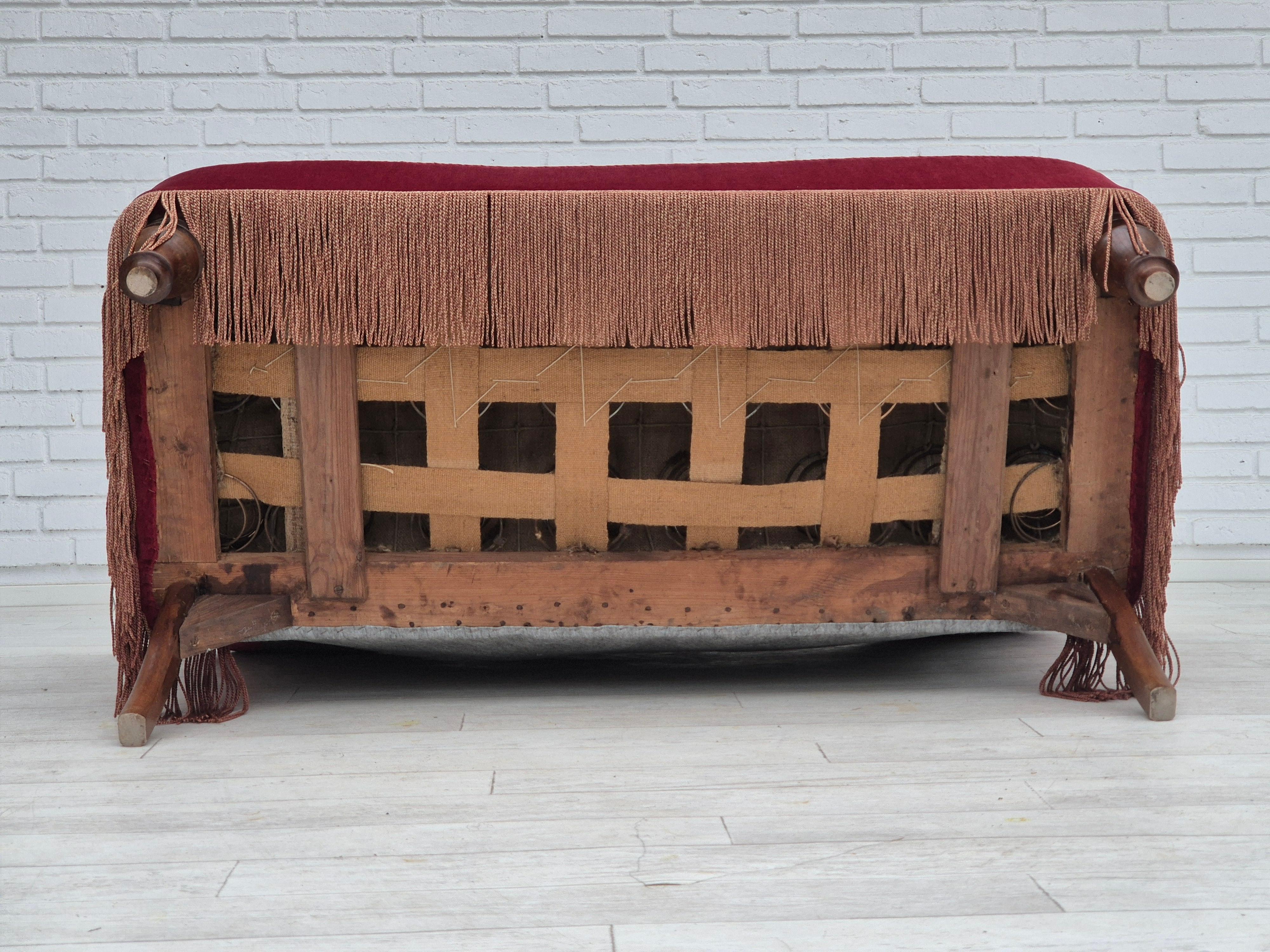1950er Jahre, Dänisches 2-Sitzer-Sofa, kirschroter Möbelvelours, Eschenholz. im Angebot 4