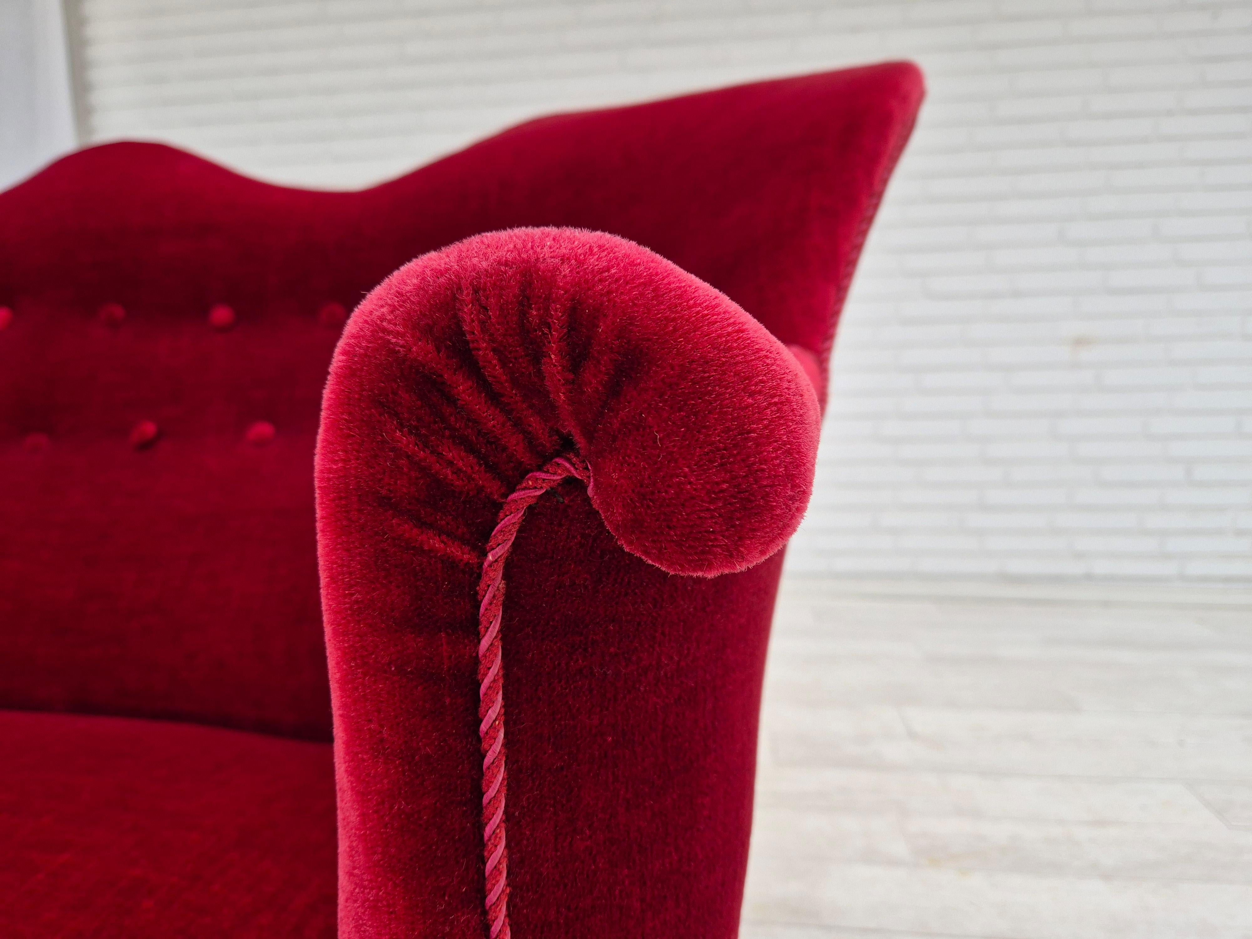 1950er Jahre, Dänisches 2-Sitzer-Sofa, kirschroter Möbelvelours, Eschenholz. im Angebot 5