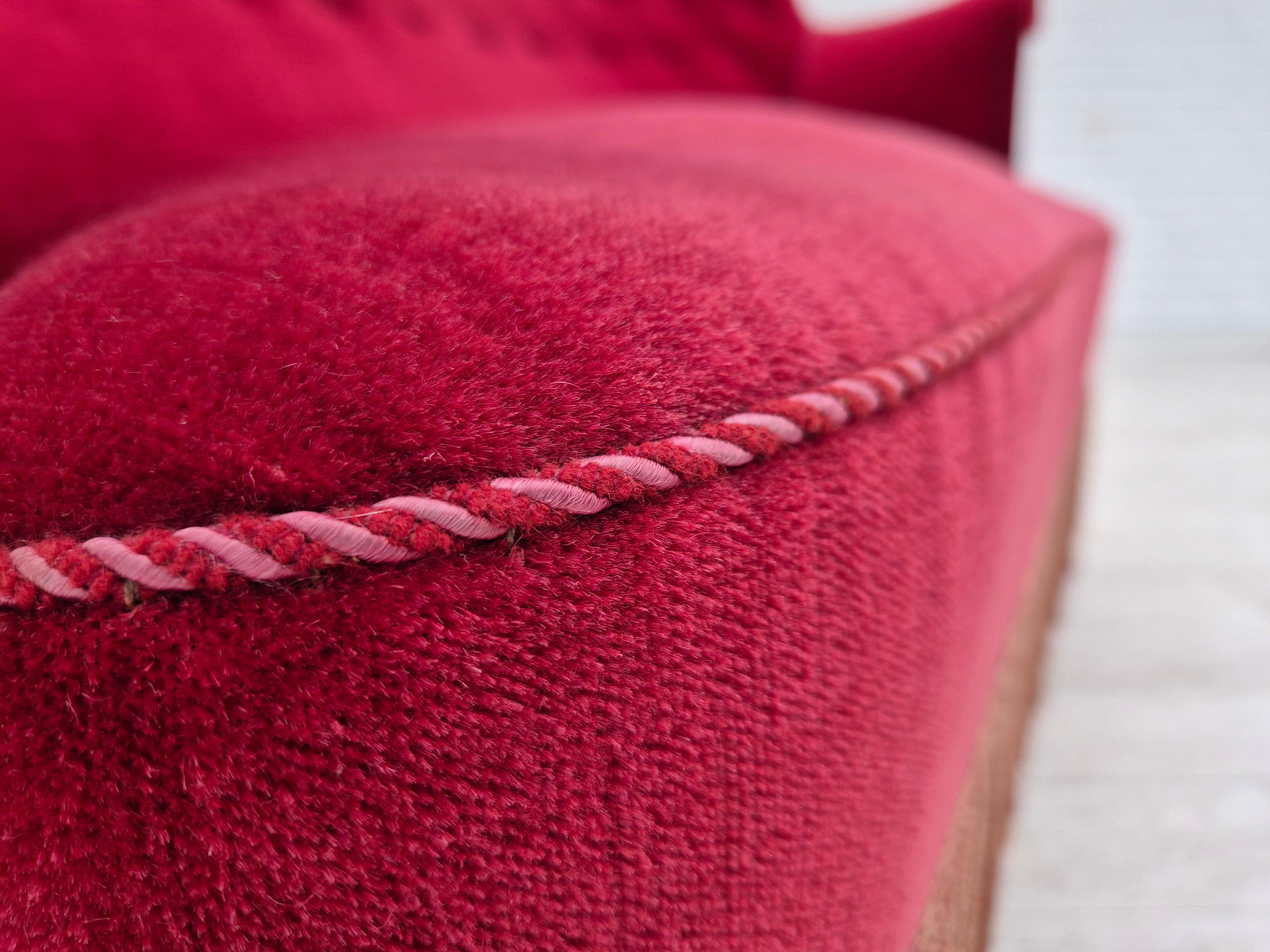 1950er Jahre, Dänisches 2-Sitzer-Sofa, kirschroter Möbelvelours, Eschenholz. im Angebot 7