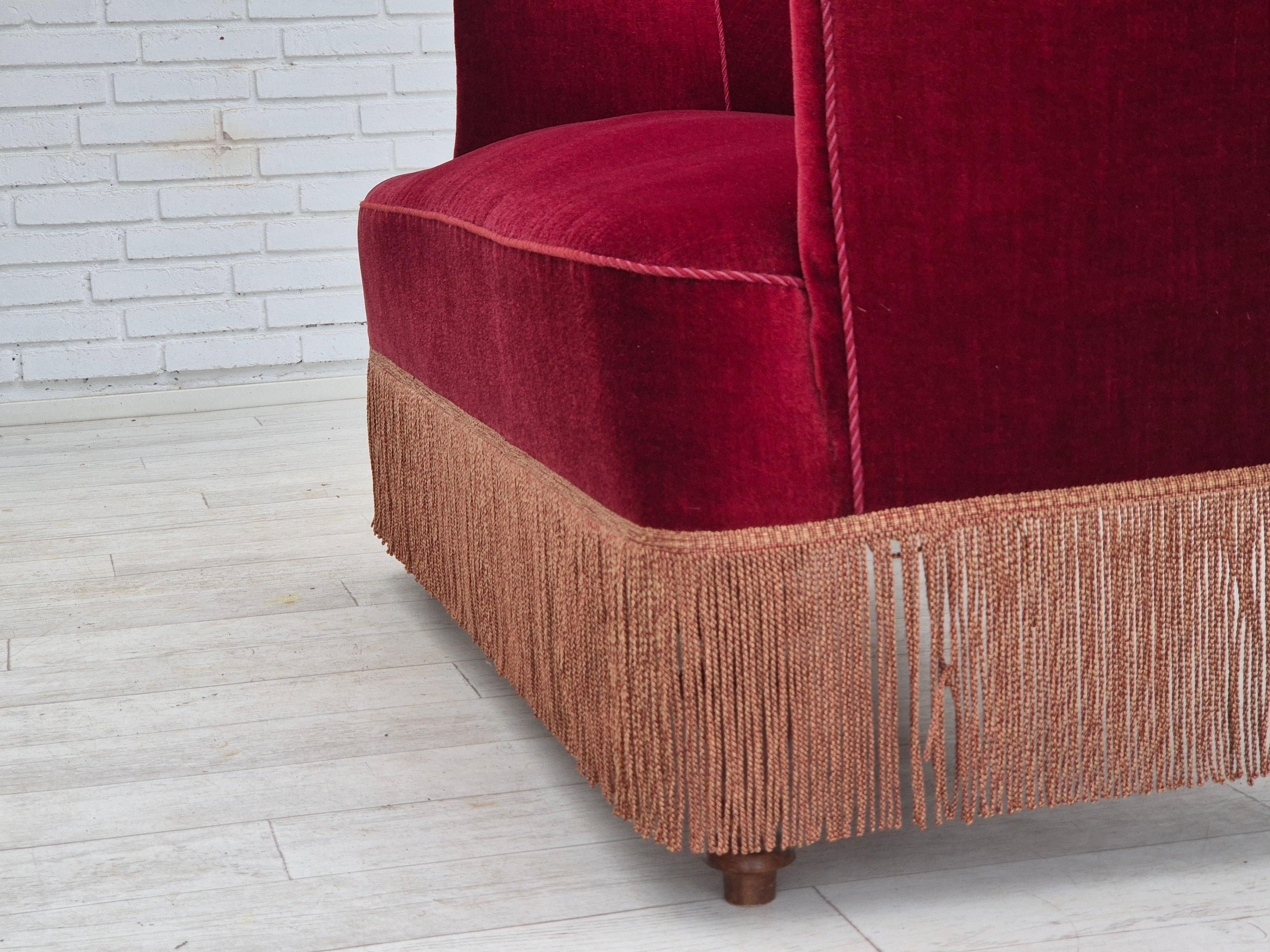 1950er Jahre, Dänisches 2-Sitzer-Sofa, kirschroter Möbelvelours, Eschenholz. im Angebot 8