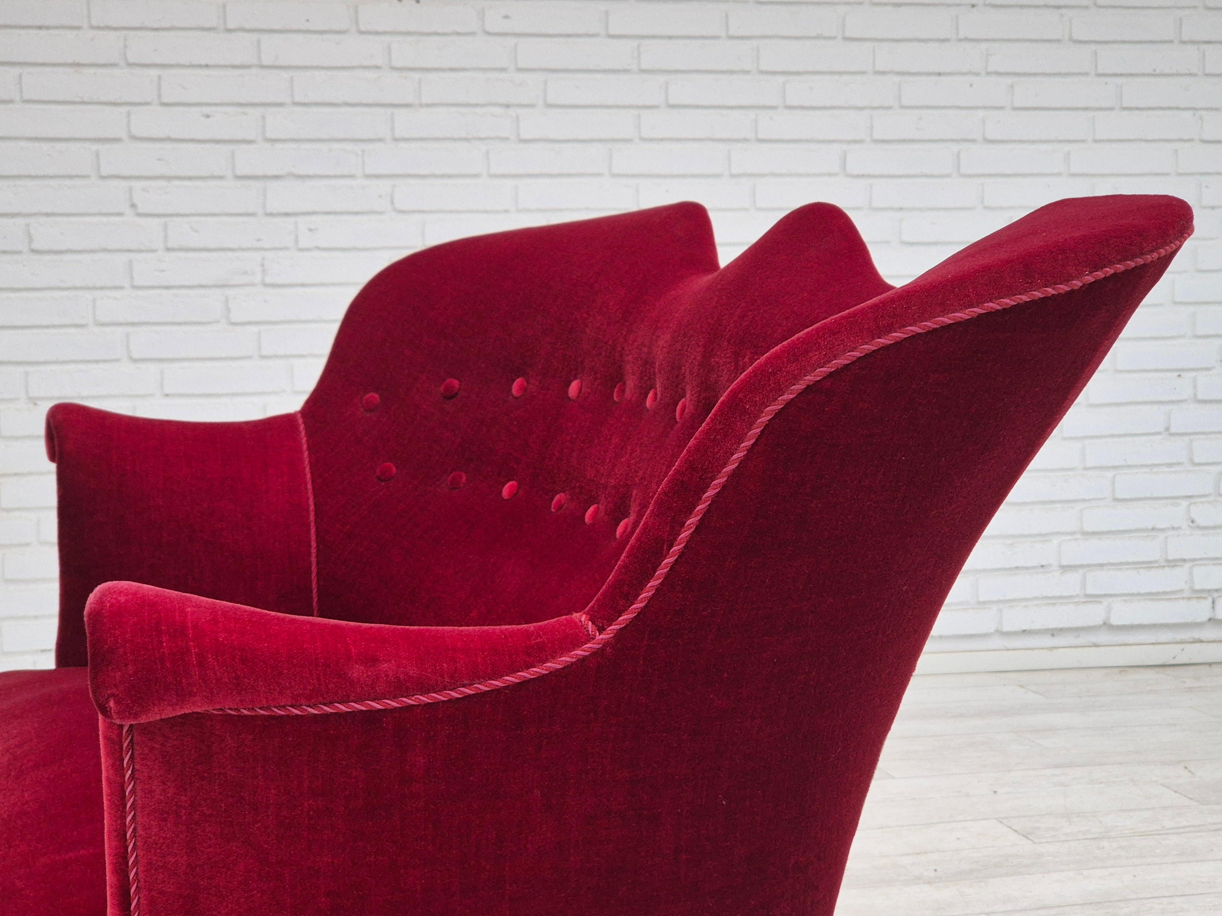 1950er Jahre, Dänisches 2-Sitzer-Sofa, kirschroter Möbelvelours, Eschenholz. im Angebot 9