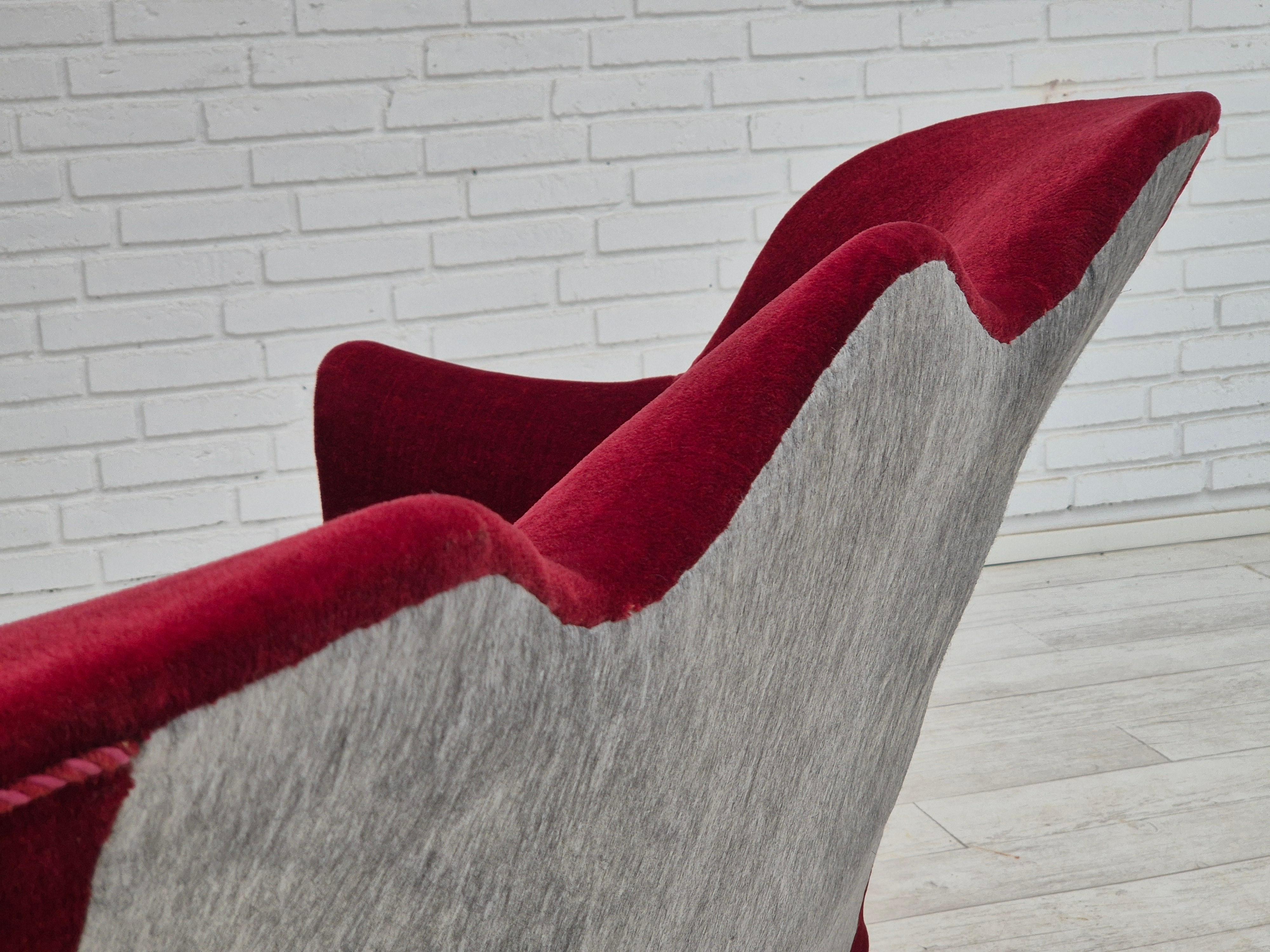 1950er Jahre, Dänisches 2-Sitzer-Sofa, kirschroter Möbelvelours, Eschenholz. im Angebot 11