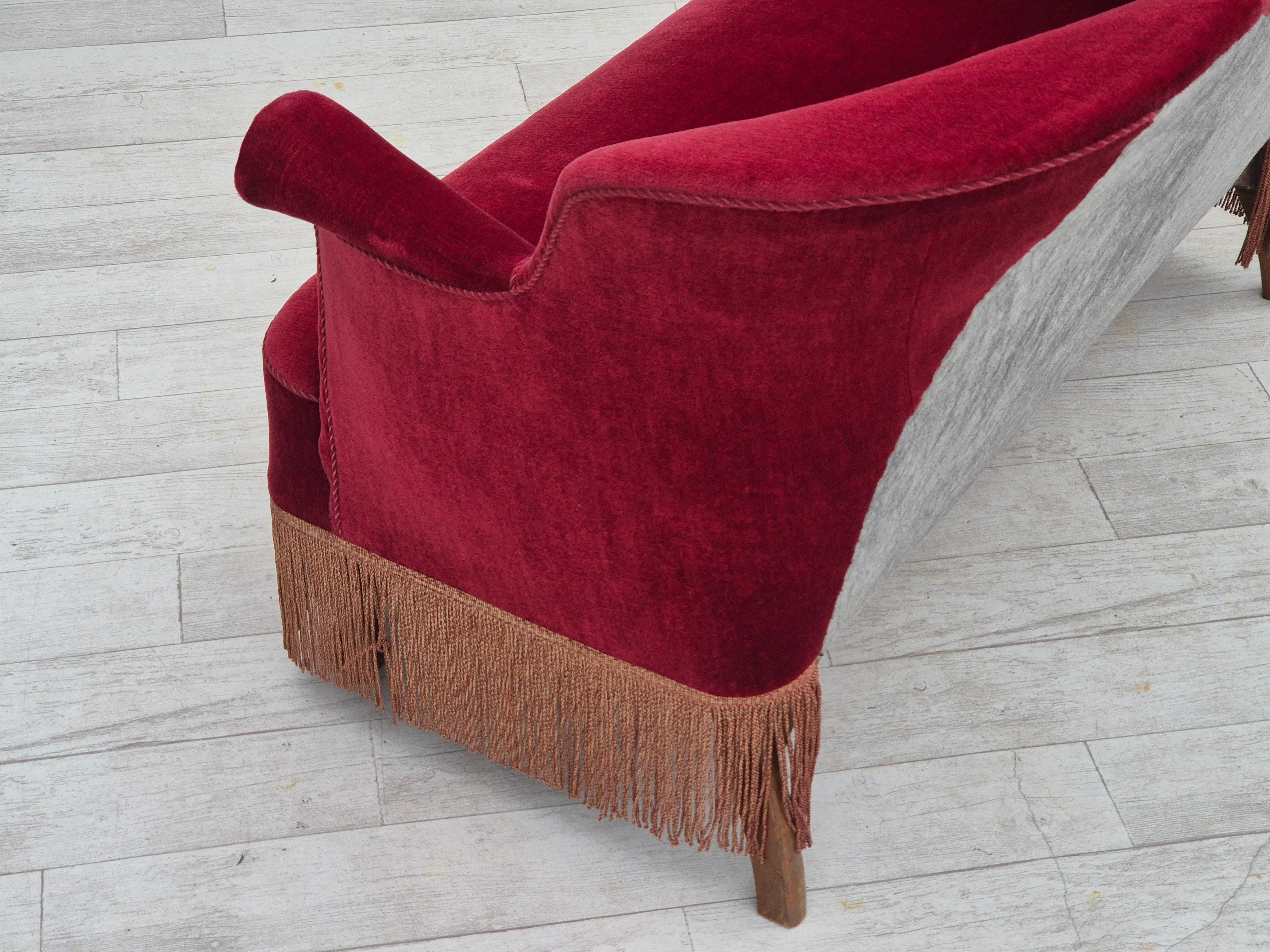 1950er Jahre, Dänisches 2-Sitzer-Sofa, kirschroter Möbelvelours, Eschenholz. im Angebot 12
