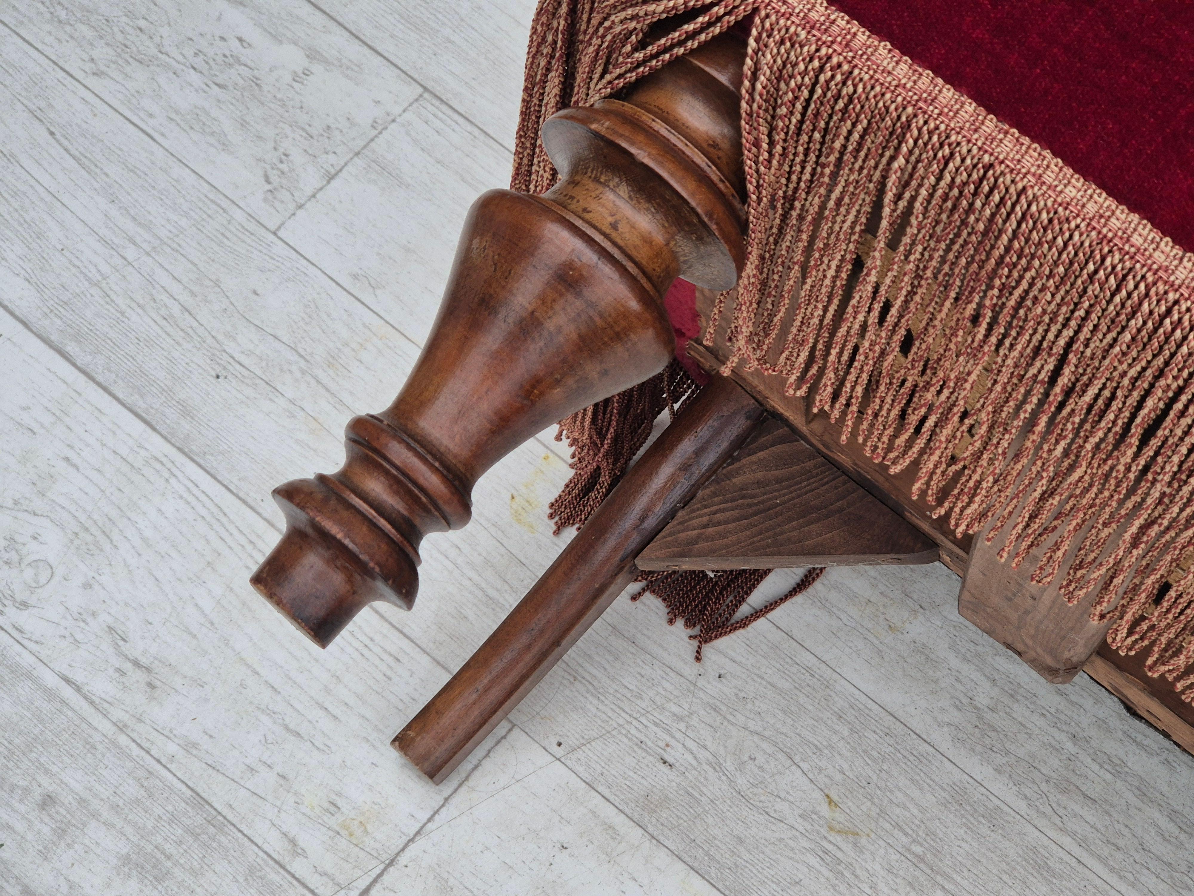 1950er Jahre, Dänisches 2-Sitzer-Sofa, kirschroter Möbelvelours, Eschenholz. im Angebot 13