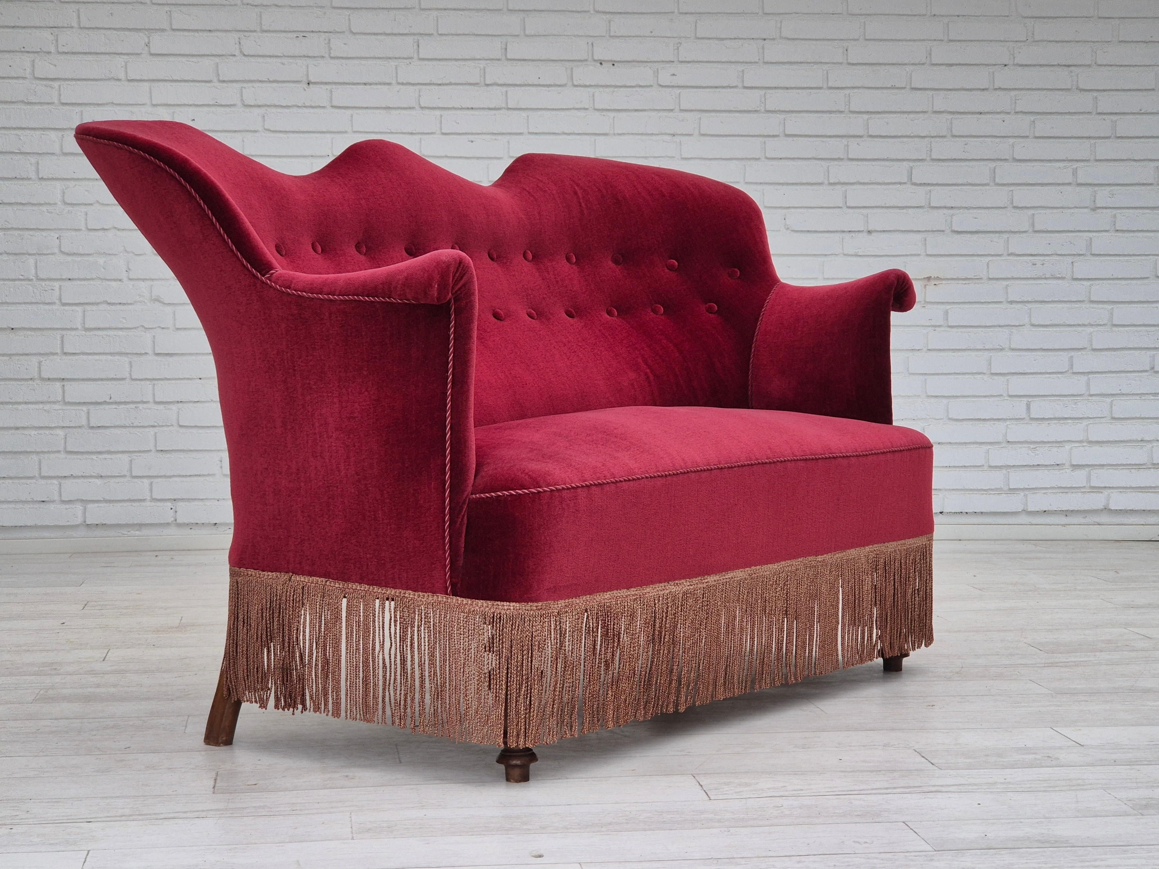 1950er Jahre, Dänisches 2-Sitzer-Sofa, kirschroter Möbelvelours, Eschenholz. (Skandinavische Moderne) im Angebot