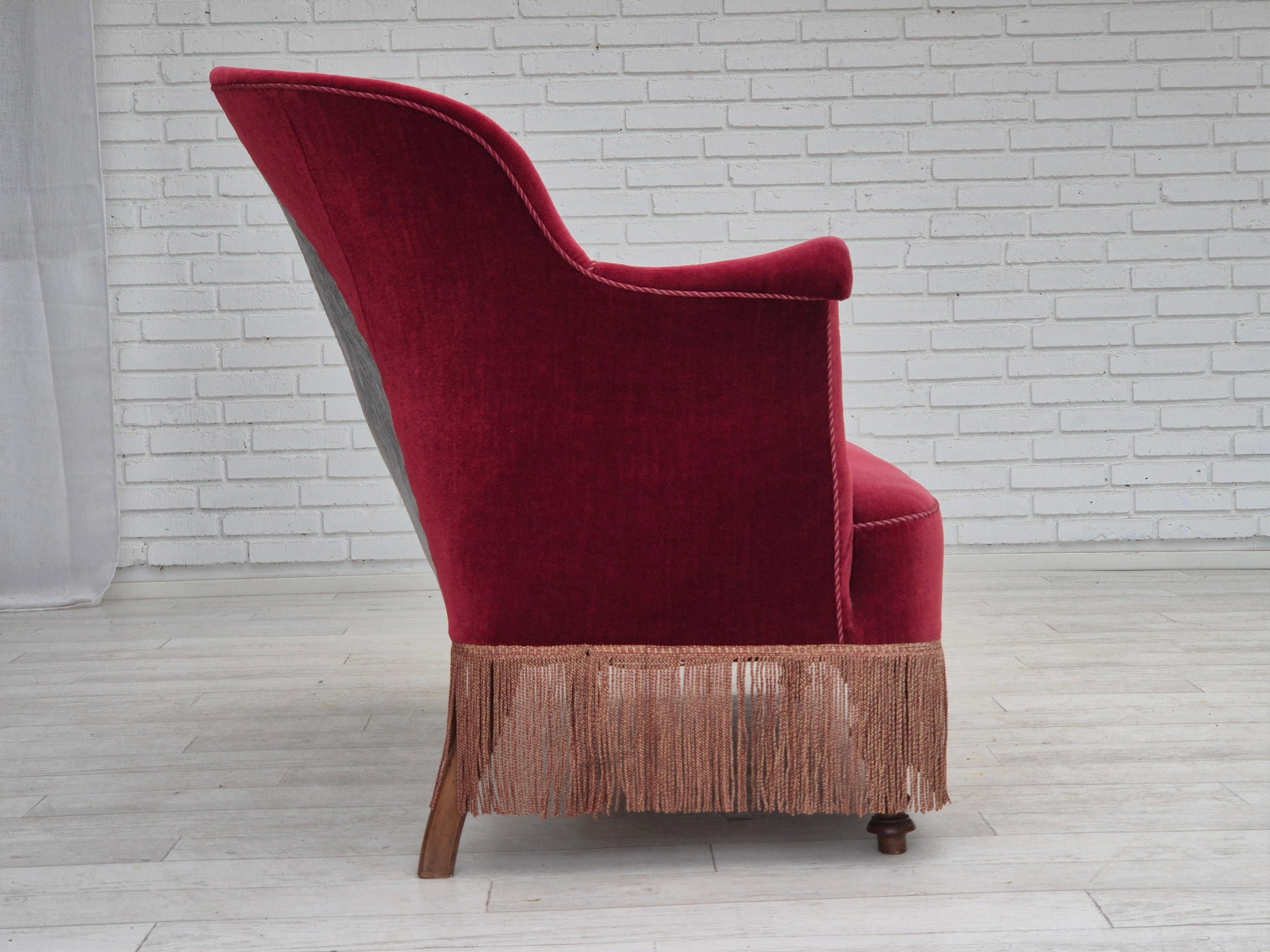 1950er Jahre, Dänisches 2-Sitzer-Sofa, kirschroter Möbelvelours, Eschenholz. im Zustand „Gut“ im Angebot in Tarm, 82