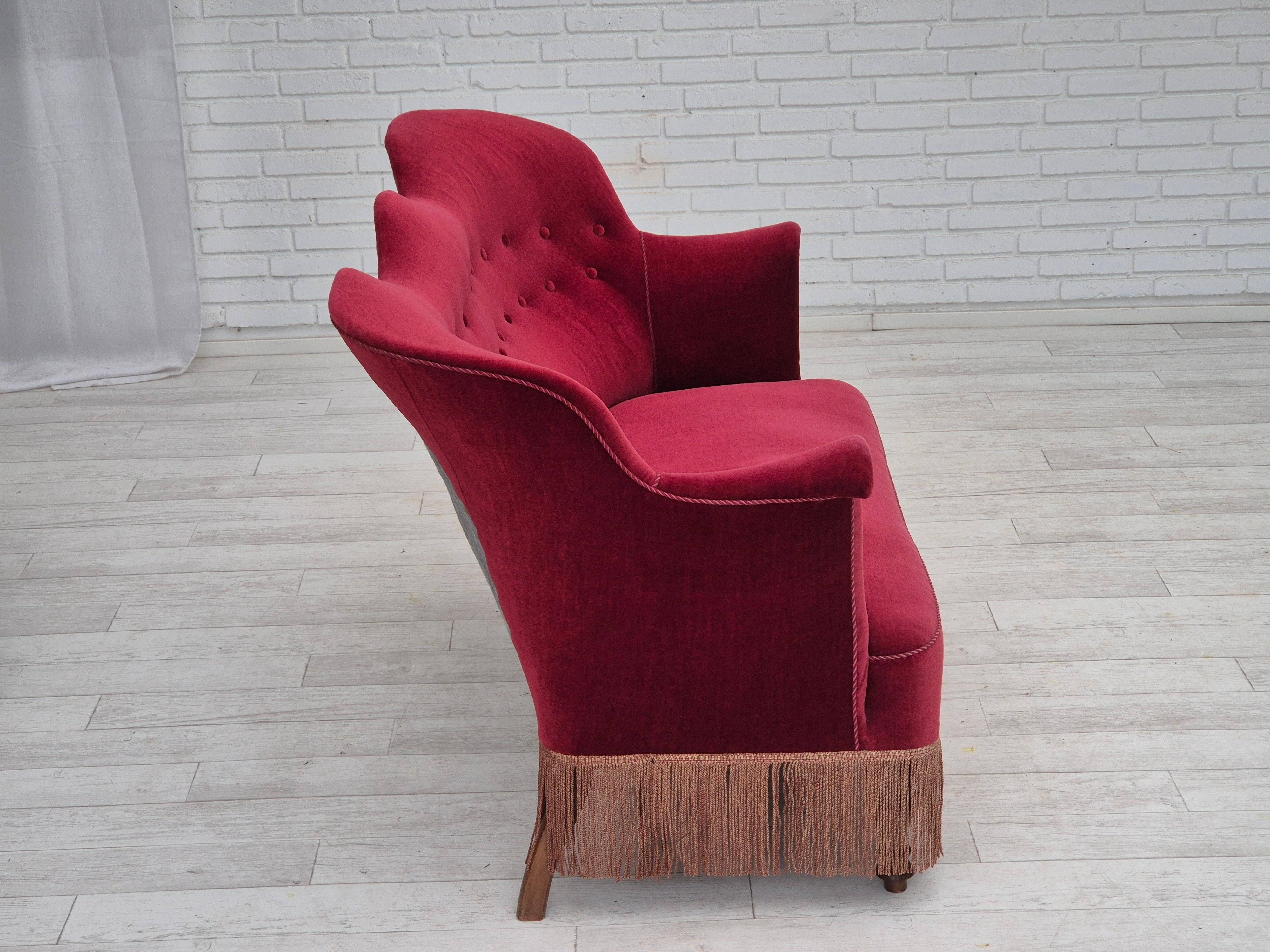 1950er Jahre, Dänisches 2-Sitzer-Sofa, kirschroter Möbelvelours, Eschenholz. (Mitte des 20. Jahrhunderts) im Angebot