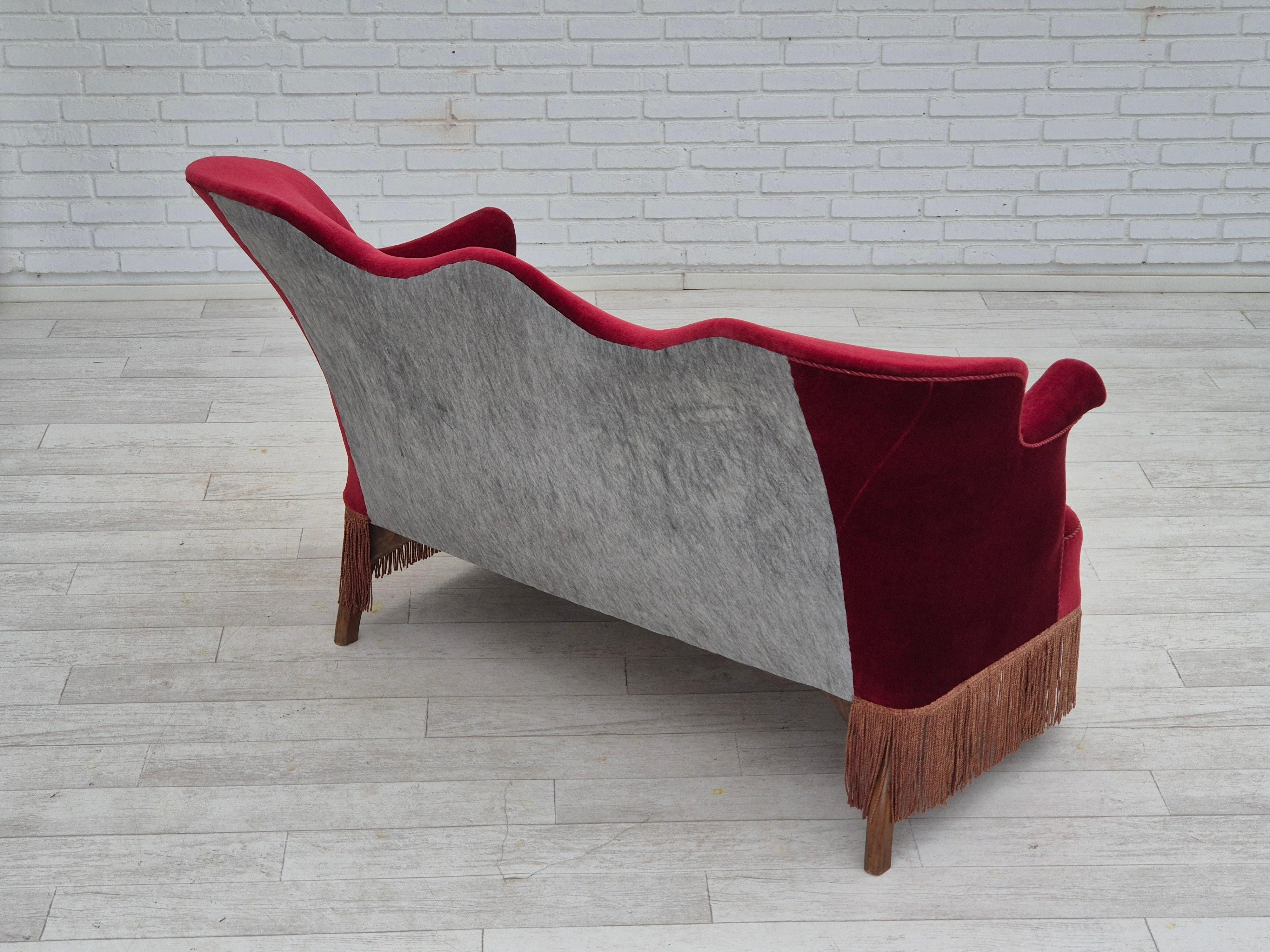 1950er Jahre, Dänisches 2-Sitzer-Sofa, kirschroter Möbelvelours, Eschenholz. (Samt) im Angebot